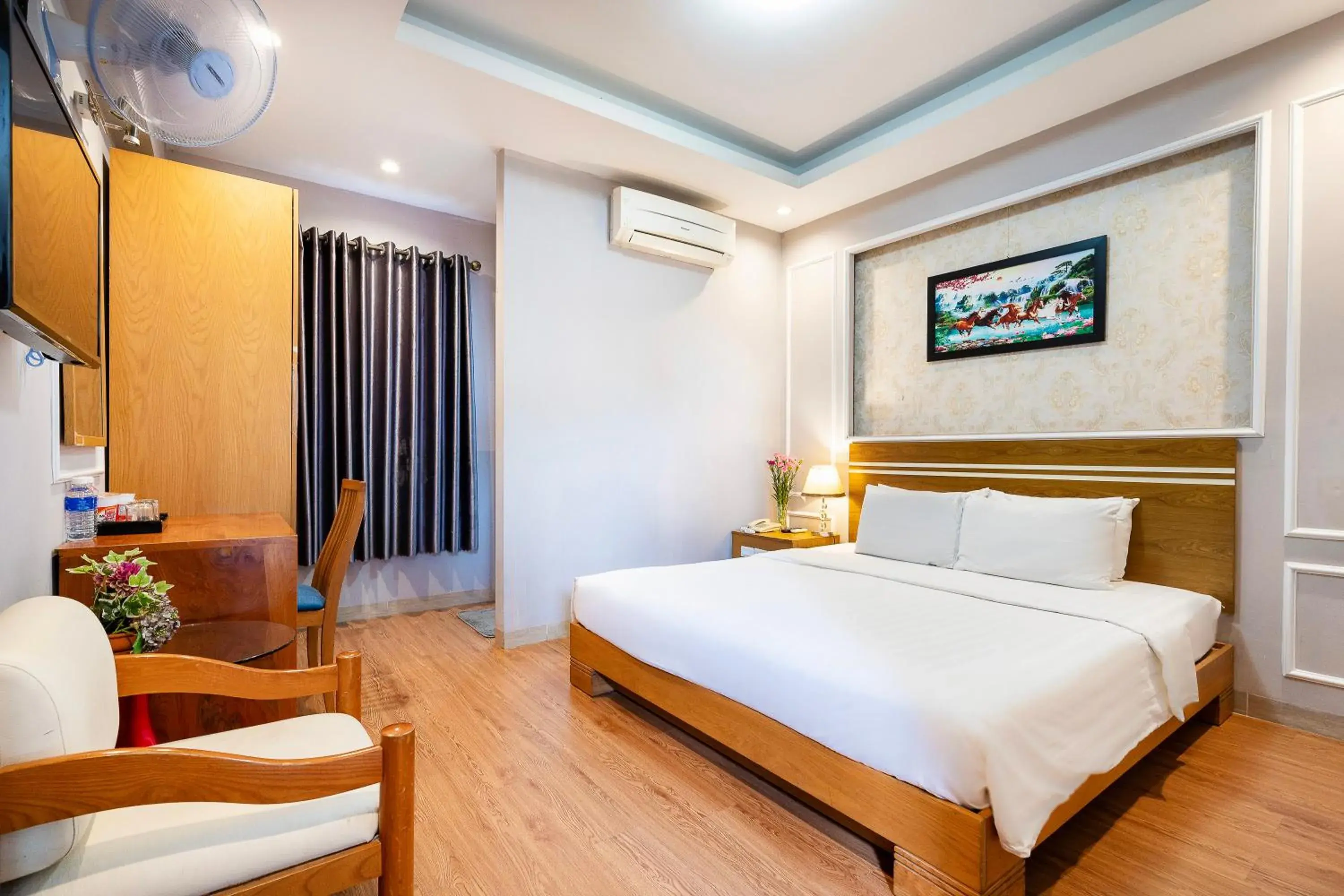 Deluxe Double or Twin Room with View in Lucky Star Hotel 266 De Tham Deluxe Double or Twin Room with View in Lucky Star Hotel 266 De Tham