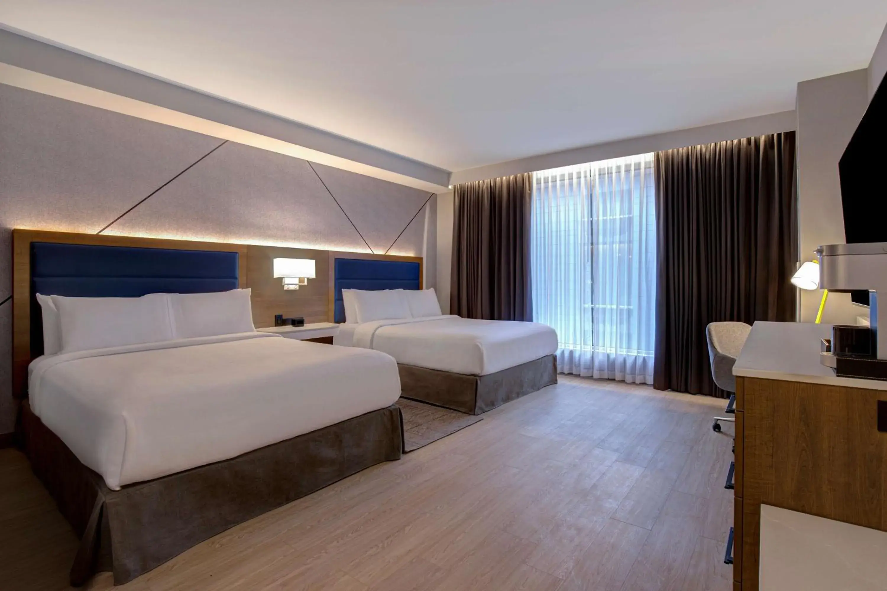 Queen Room with Bath Tub - Mobility Access/Non-Smoking in Hampton Inn Montreal Downtown, Qc Queen Room with Bath Tub - Mobility Access/Non-Smoking in Hampton Inn Montreal Downtown, Qc