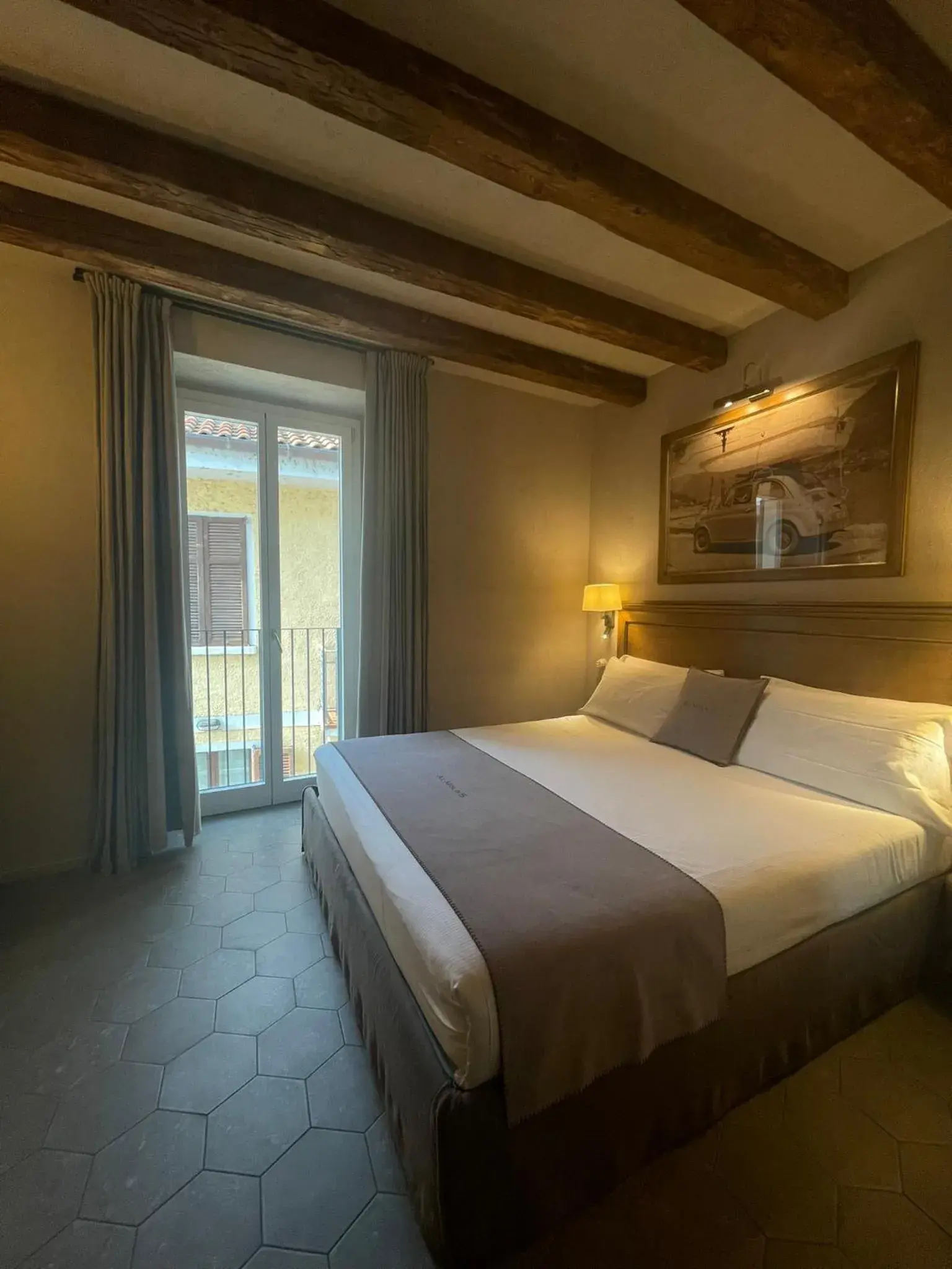 King Room - single occupancy in Al Molo 5 - Lake Front King Room - single occupancy in Al Molo 5 - Lake Front