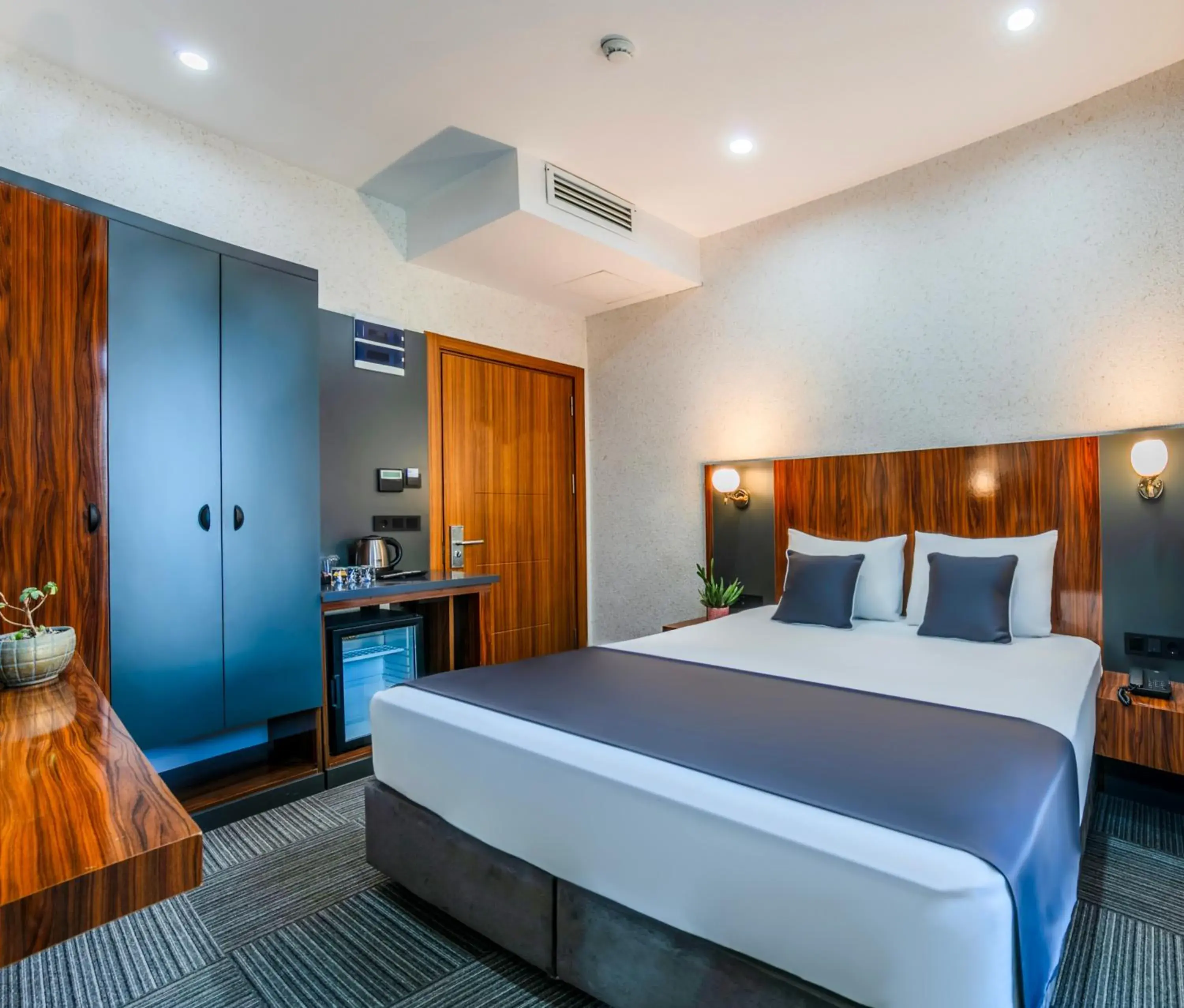 Large Single Room in MED Airport Hotel Large Single Room in MED Airport Hotel