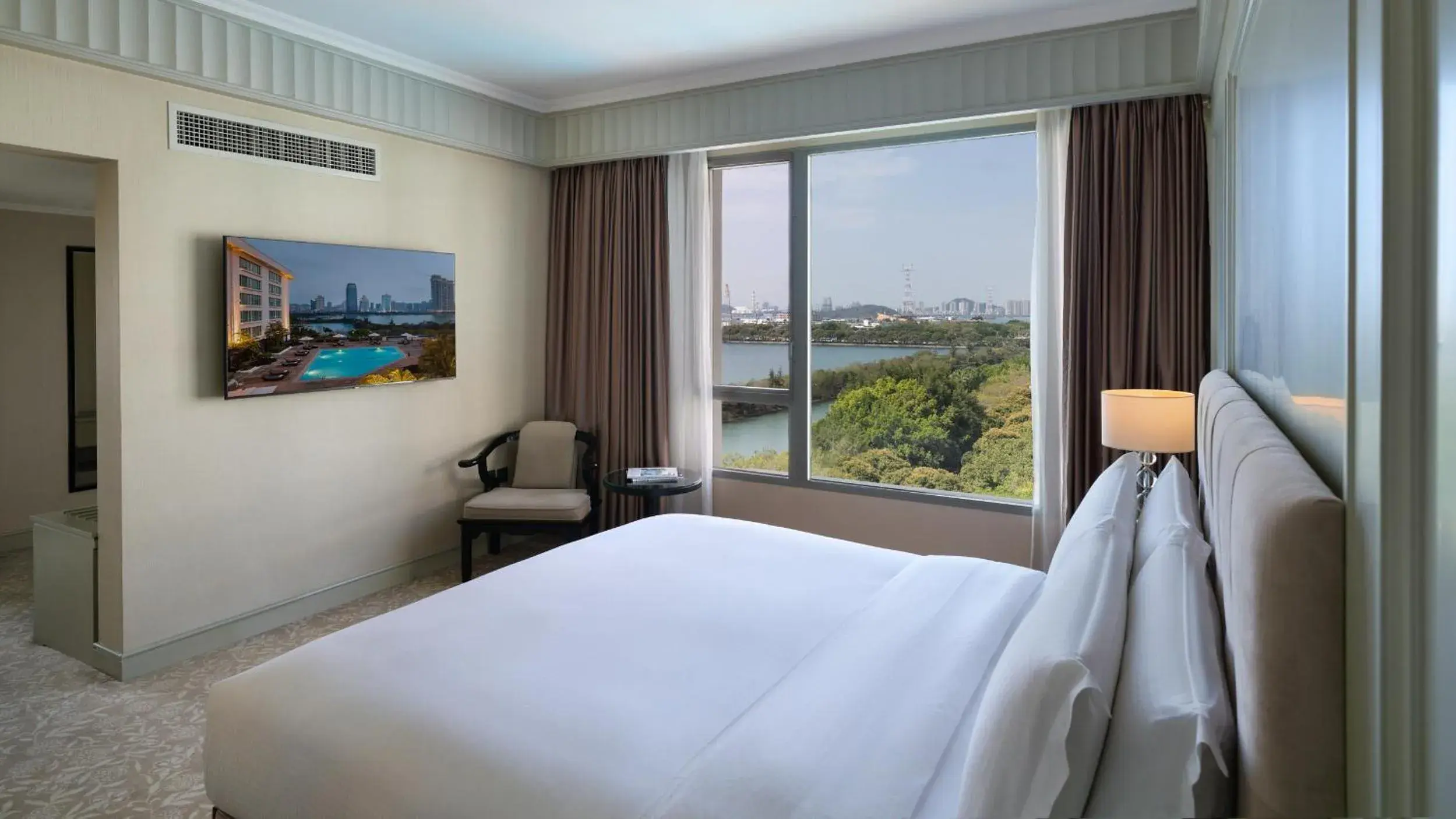 Premier Lake View Suite King(Complimentary soft drinks and snacks in mini bar) in Marco Polo Xiamen Premier Lake View Suite King(Complimentary soft drinks and snacks in mini bar) in Marco Polo Xiamen