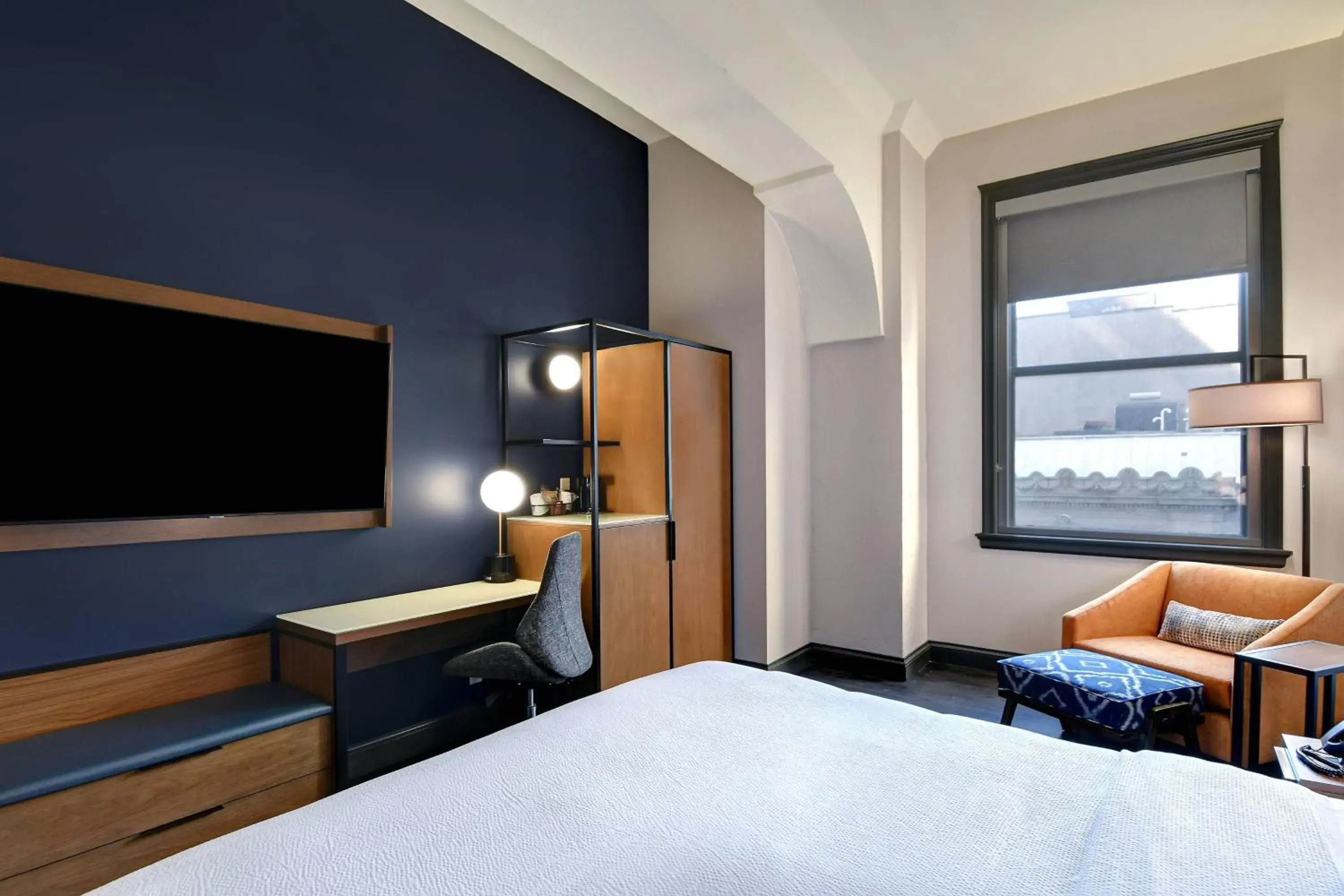 King Guest Room with City View in Courtyard by Marriott Cincinnati Downtown King Guest Room with City View in Courtyard by Marriott Cincinnati Downtown