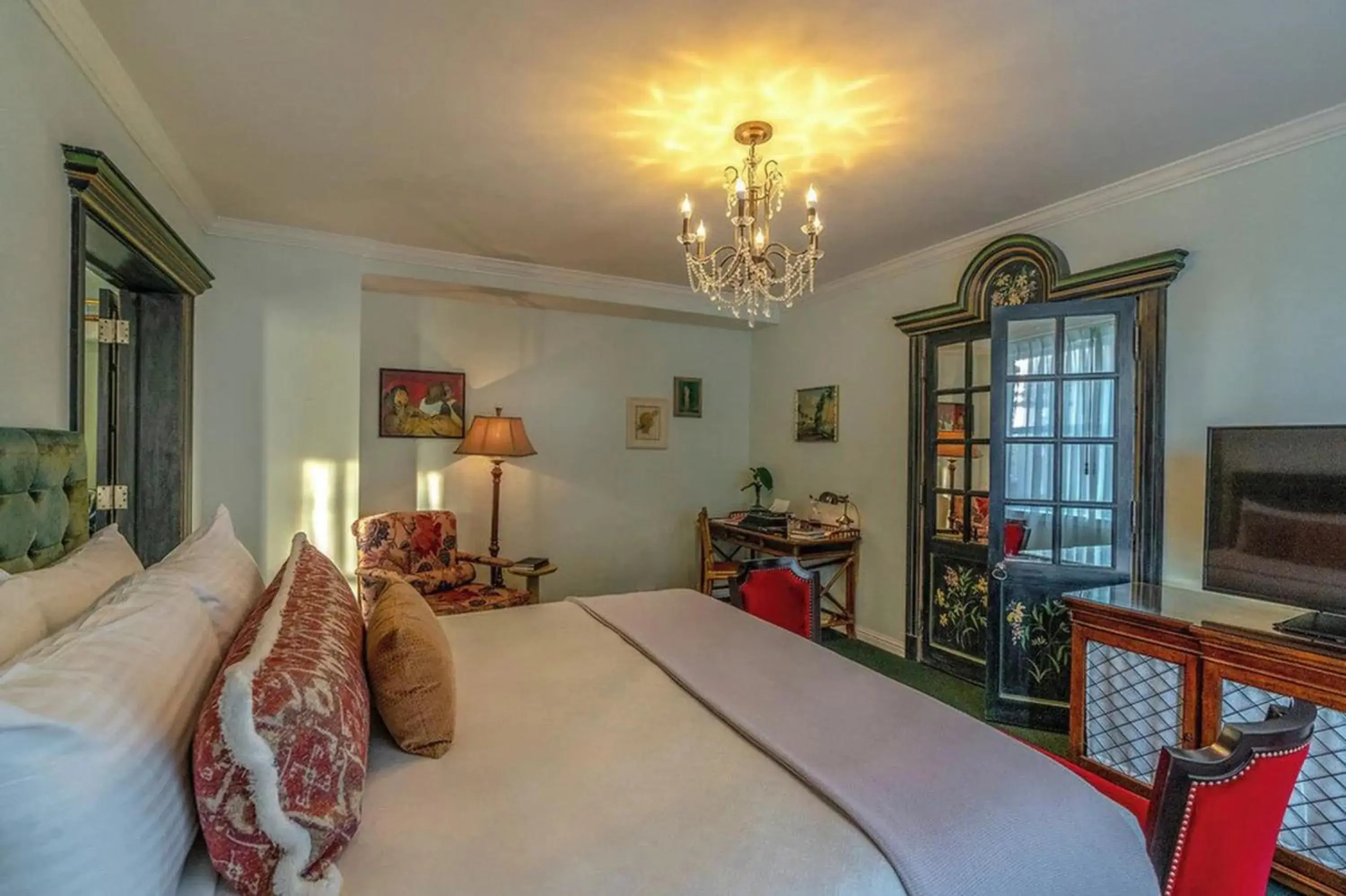 Deluxe King Suite in The Pontchartrain Hotel Deluxe King Suite in The Pontchartrain Hotel