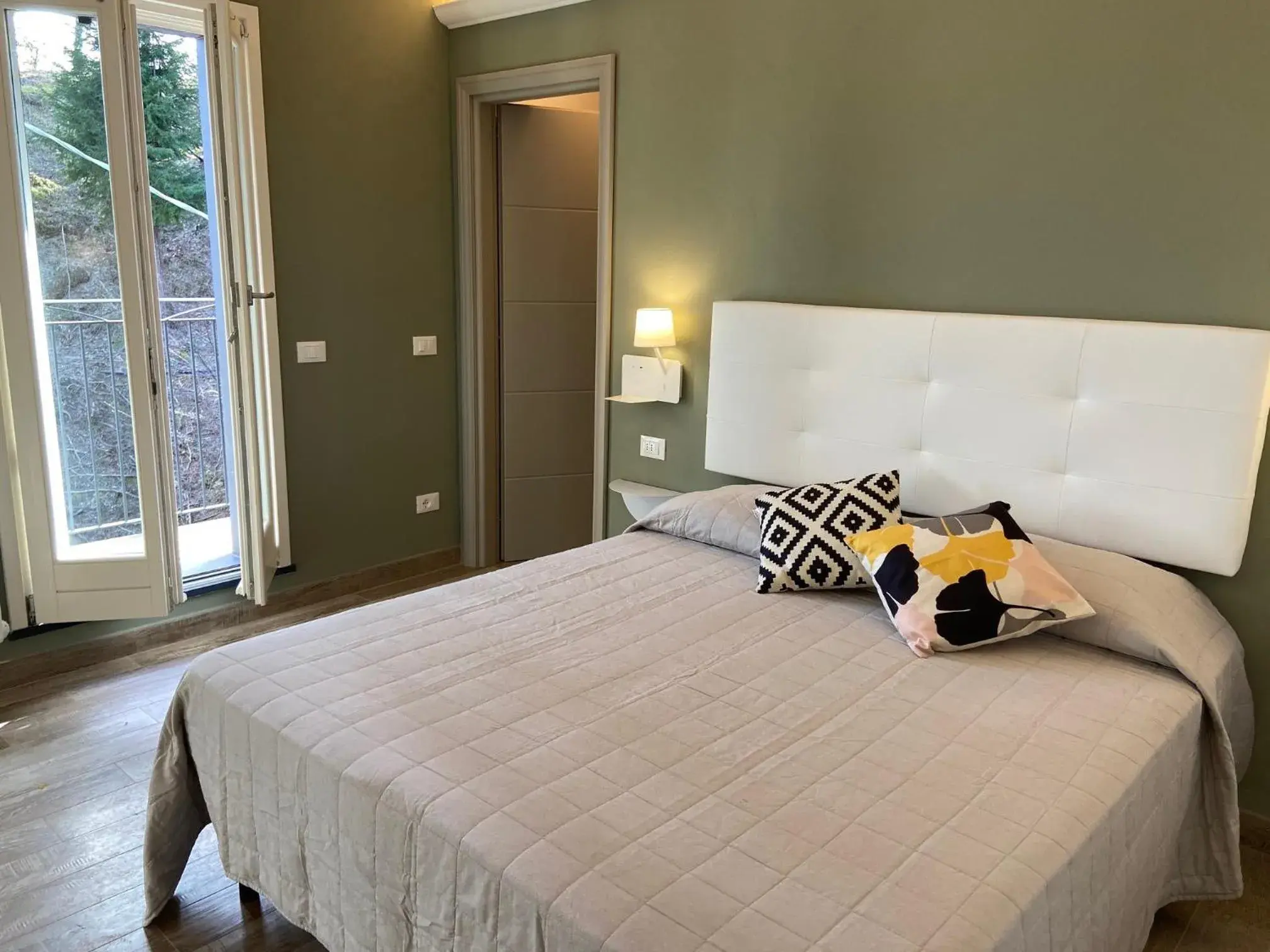 Deluxe Double Room with Balcony in Hotel Il colle di Monterosso Deluxe Double Room with Balcony in Hotel Il colle di Monterosso