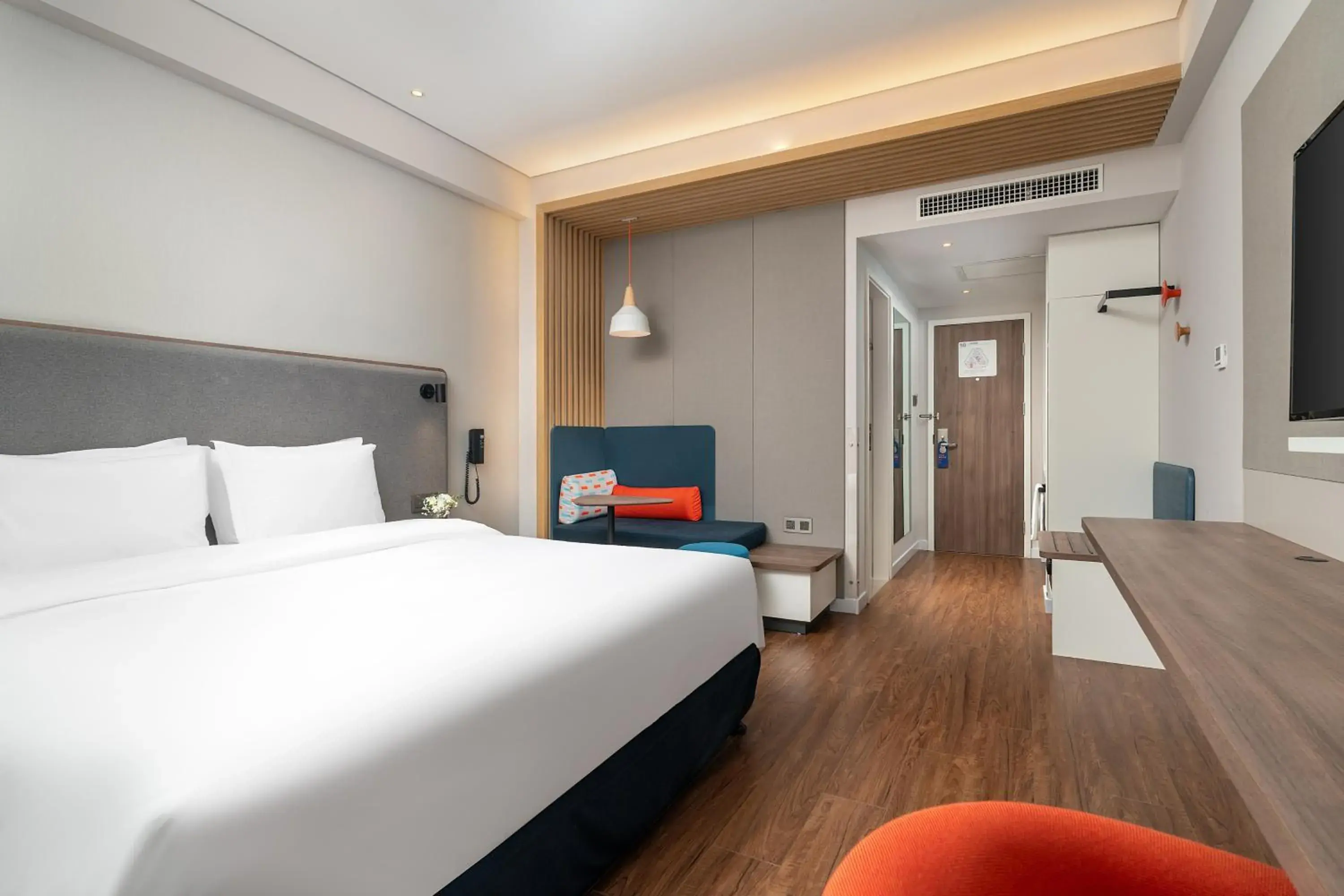 Standard King Room with Extra Floor Space in Holiday Inn Express Xiamen Lushan -Shopping Center by IHG Standard King Room with Extra Floor Space in Holiday Inn Express Xiamen Lushan -Shopping Center by IHG