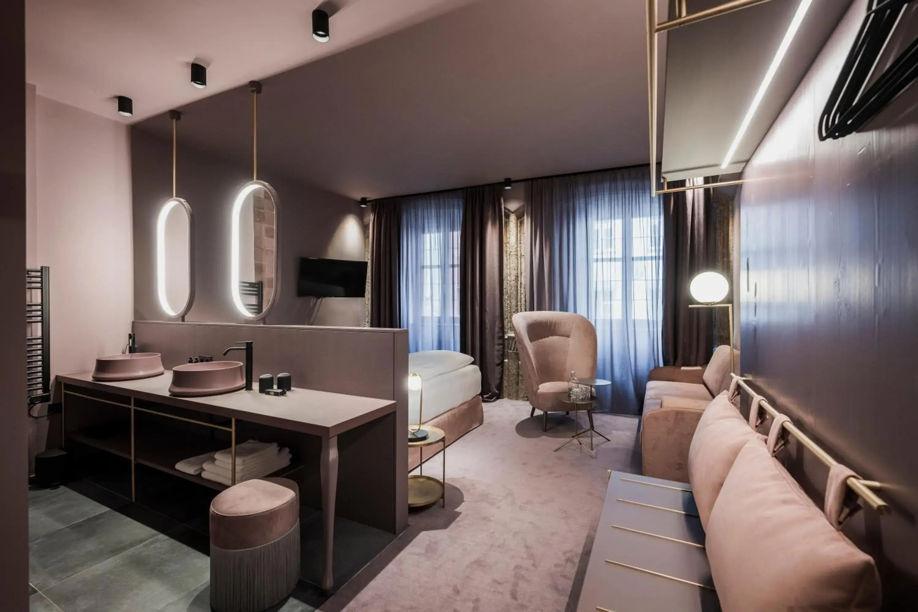 Large Double Room in Altstadthotel Weisses Kreuz Large Double Room in Altstadthotel Weisses Kreuz