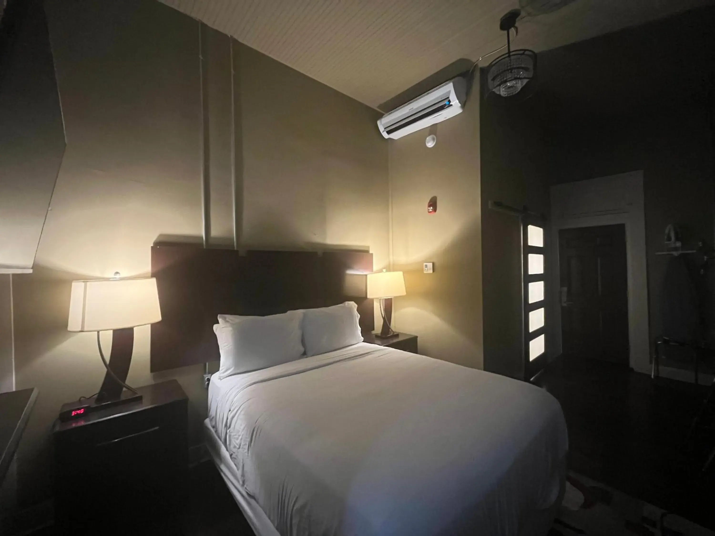 Queen Suite - single occupancy in The Skylight Hotel Queen Suite - single occupancy in The Skylight Hotel