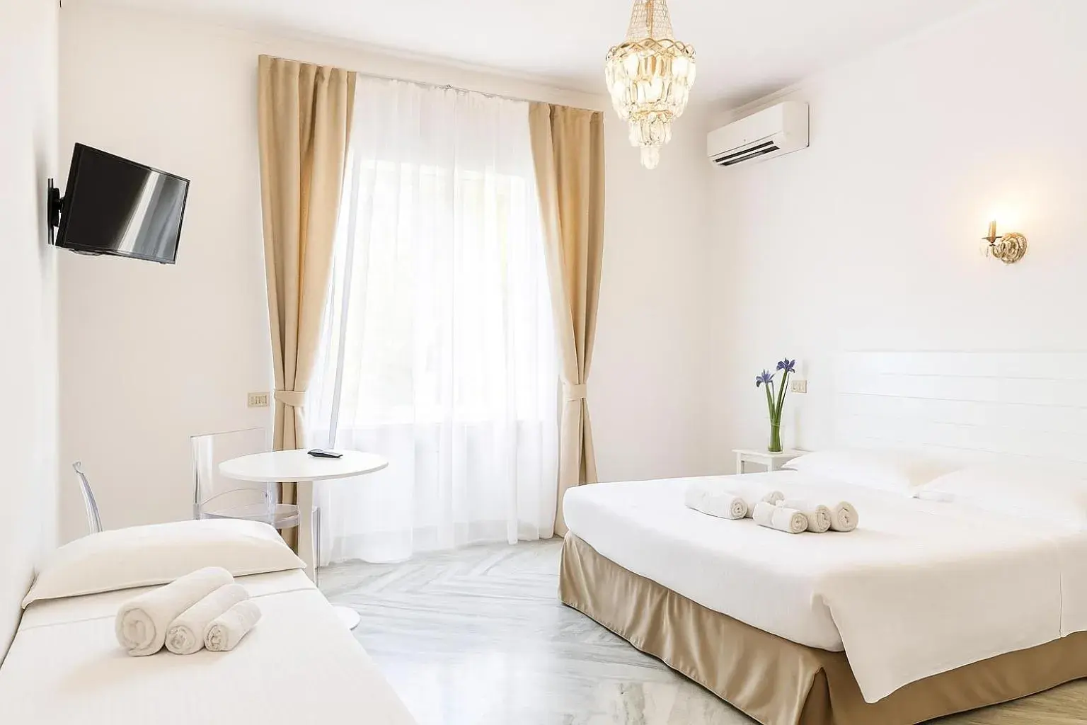 Triple Room with Balcony in Roma Talenti Breme B&B Triple Room with Balcony in Roma Talenti Breme B&B