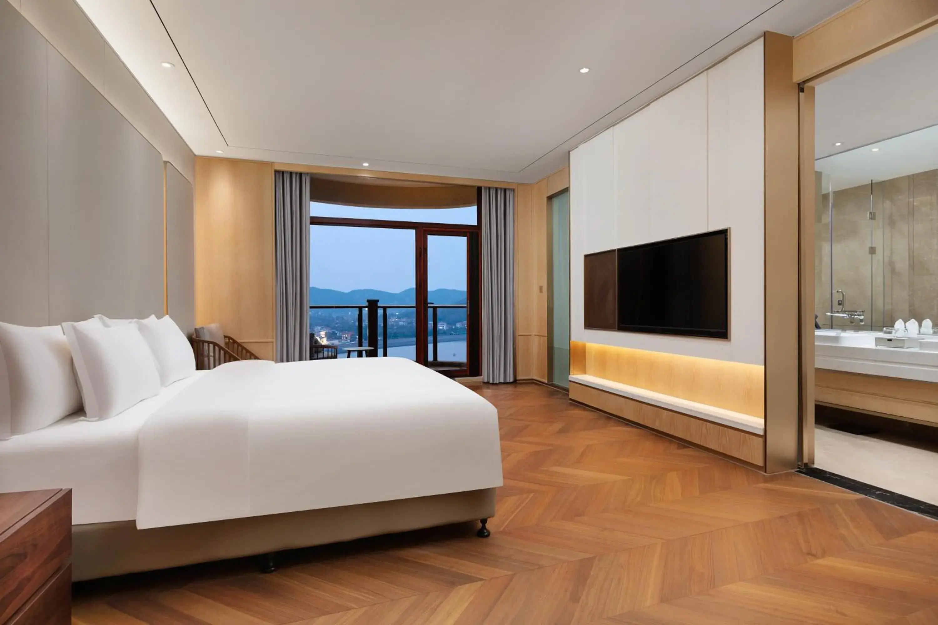 Panoramic Suite in Crowne Plaza Zhoushan Seaview by IHG Panoramic Suite in Crowne Plaza Zhoushan Seaview by IHG