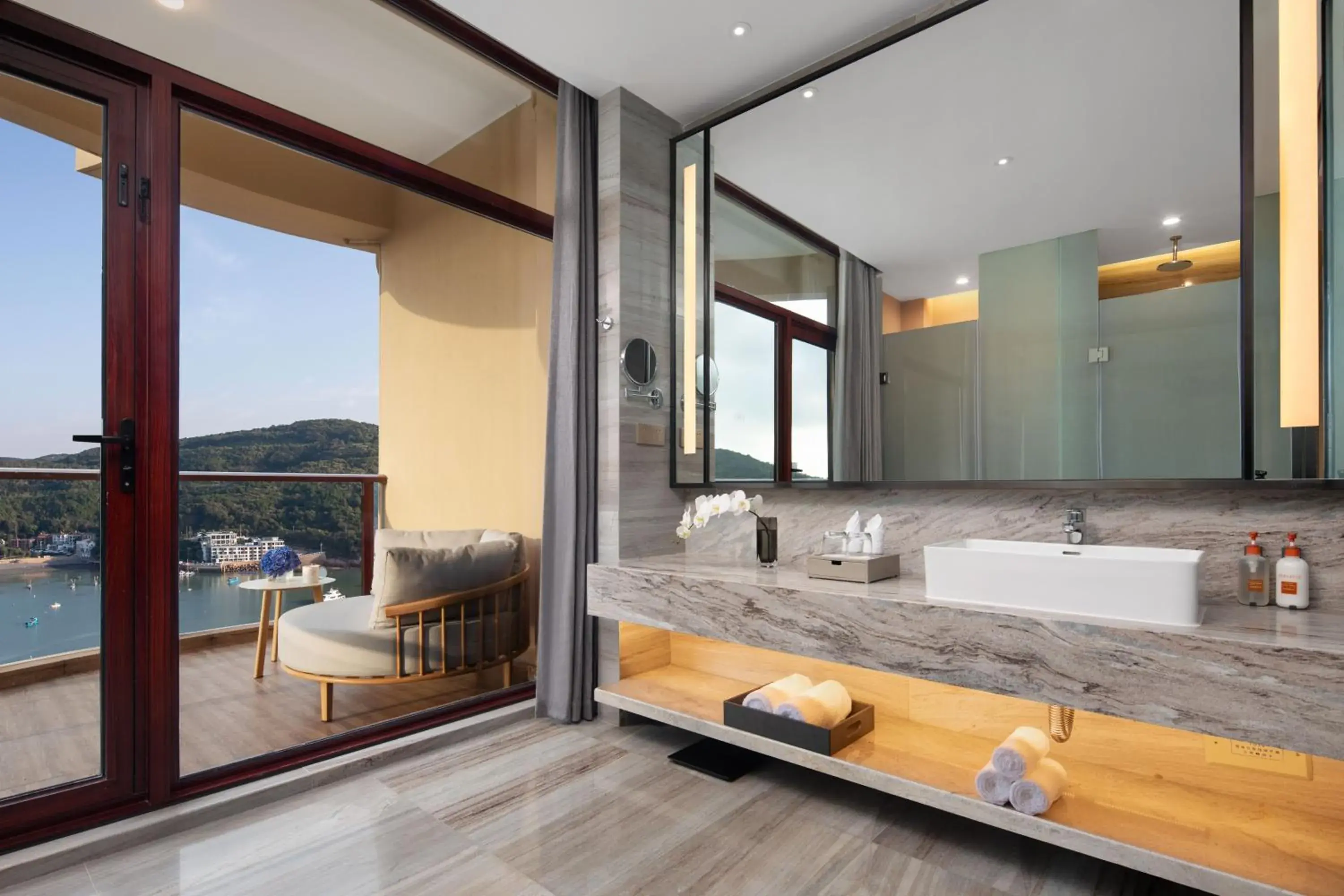 Standard Twin Room with Harbor View in Crowne Plaza Zhoushan Seaview by IHG Standard Twin Room with Harbor View in Crowne Plaza Zhoushan Seaview by IHG
