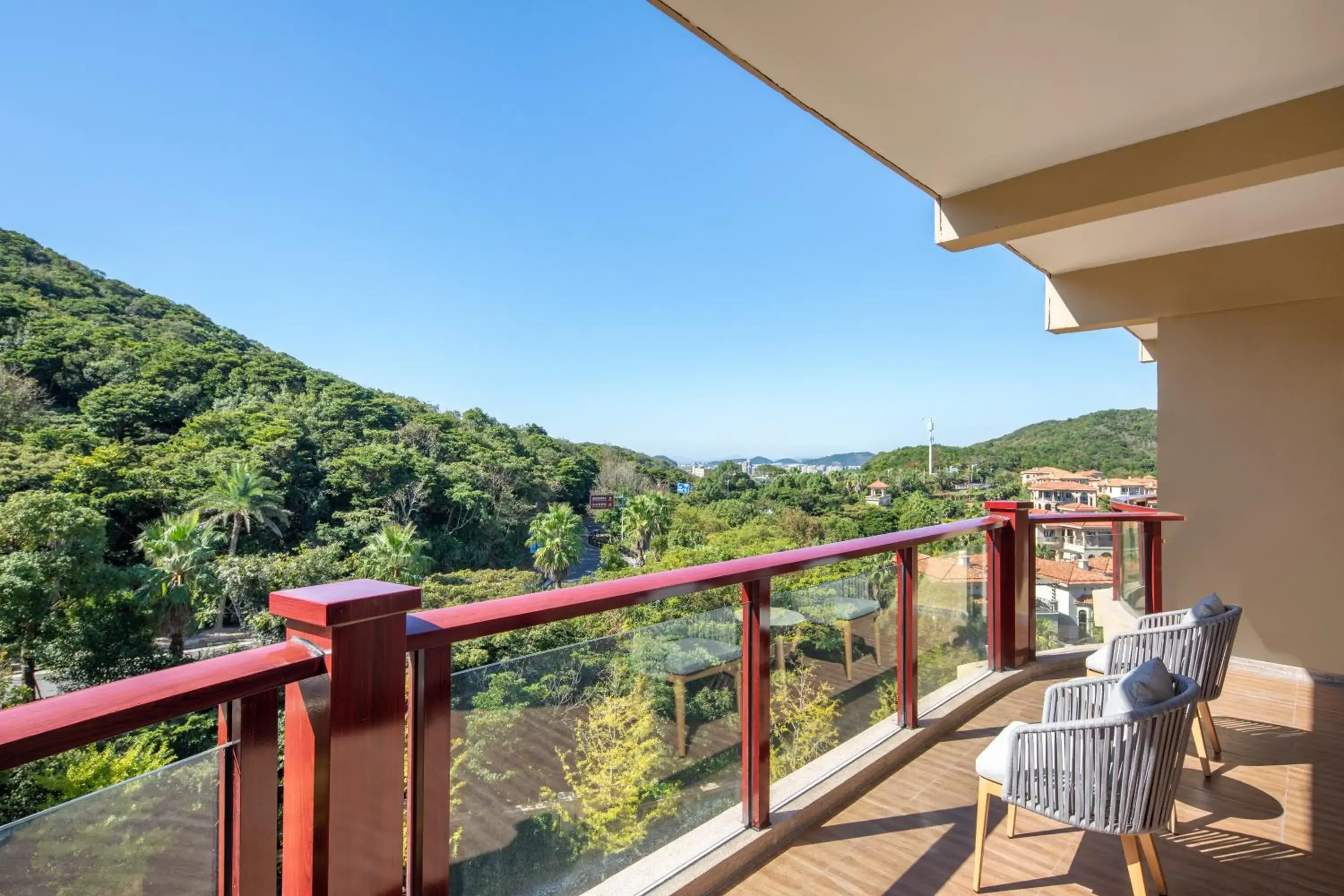 One-Bedroom Suite with Mountain View in Crowne Plaza Zhoushan Seaview by IHG One-Bedroom Suite with Mountain View in Crowne Plaza Zhoushan Seaview by IHG