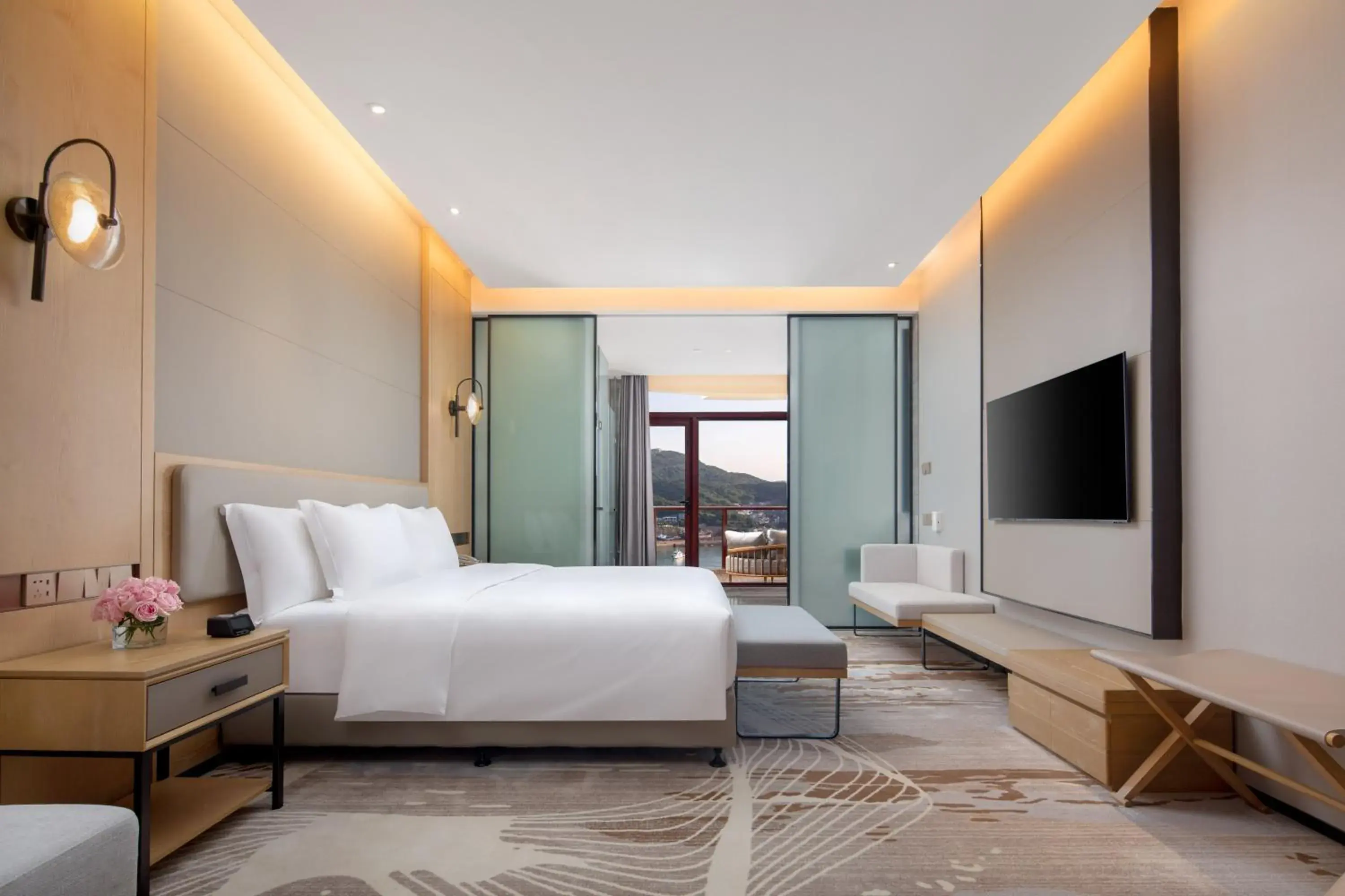 Standard King Room with Harbor View in Crowne Plaza Zhoushan Seaview by IHG Standard King Room with Harbor View in Crowne Plaza Zhoushan Seaview by IHG
