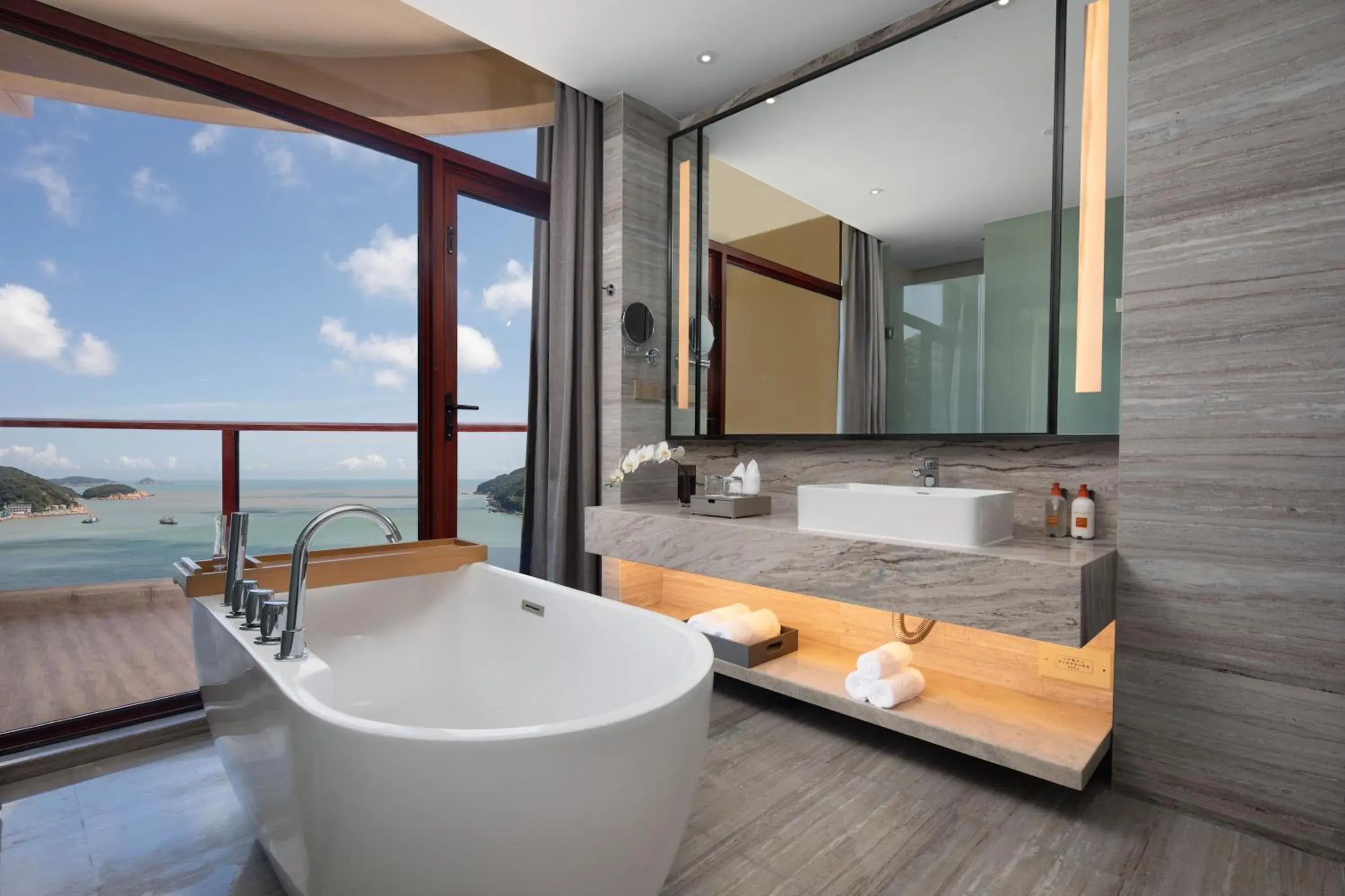 One-Bedroom Suite with Sea View in Crowne Plaza Zhoushan Seaview by IHG One-Bedroom Suite with Sea View in Crowne Plaza Zhoushan Seaview by IHG