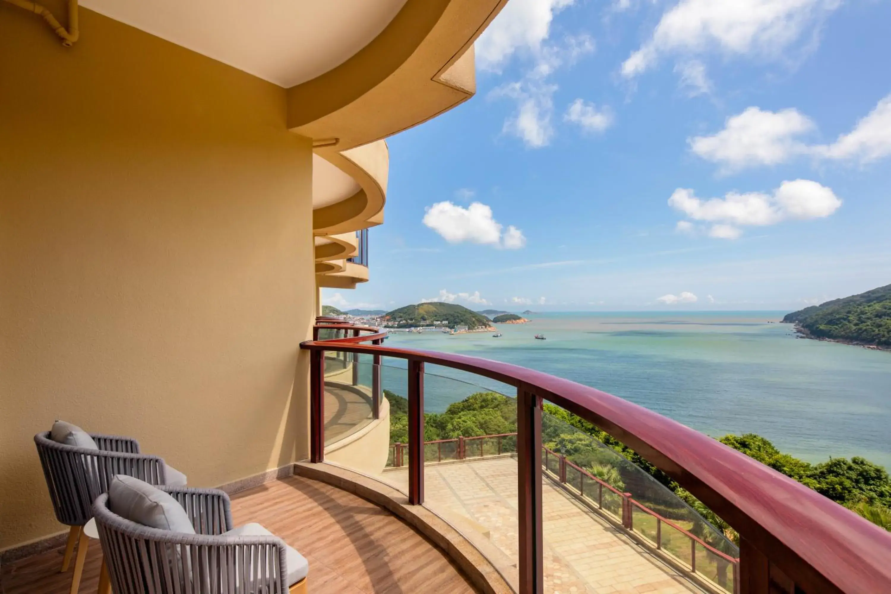 Superior Twin Room with Sea View in Crowne Plaza Zhoushan Seaview by IHG Superior Twin Room with Sea View in Crowne Plaza Zhoushan Seaview by IHG