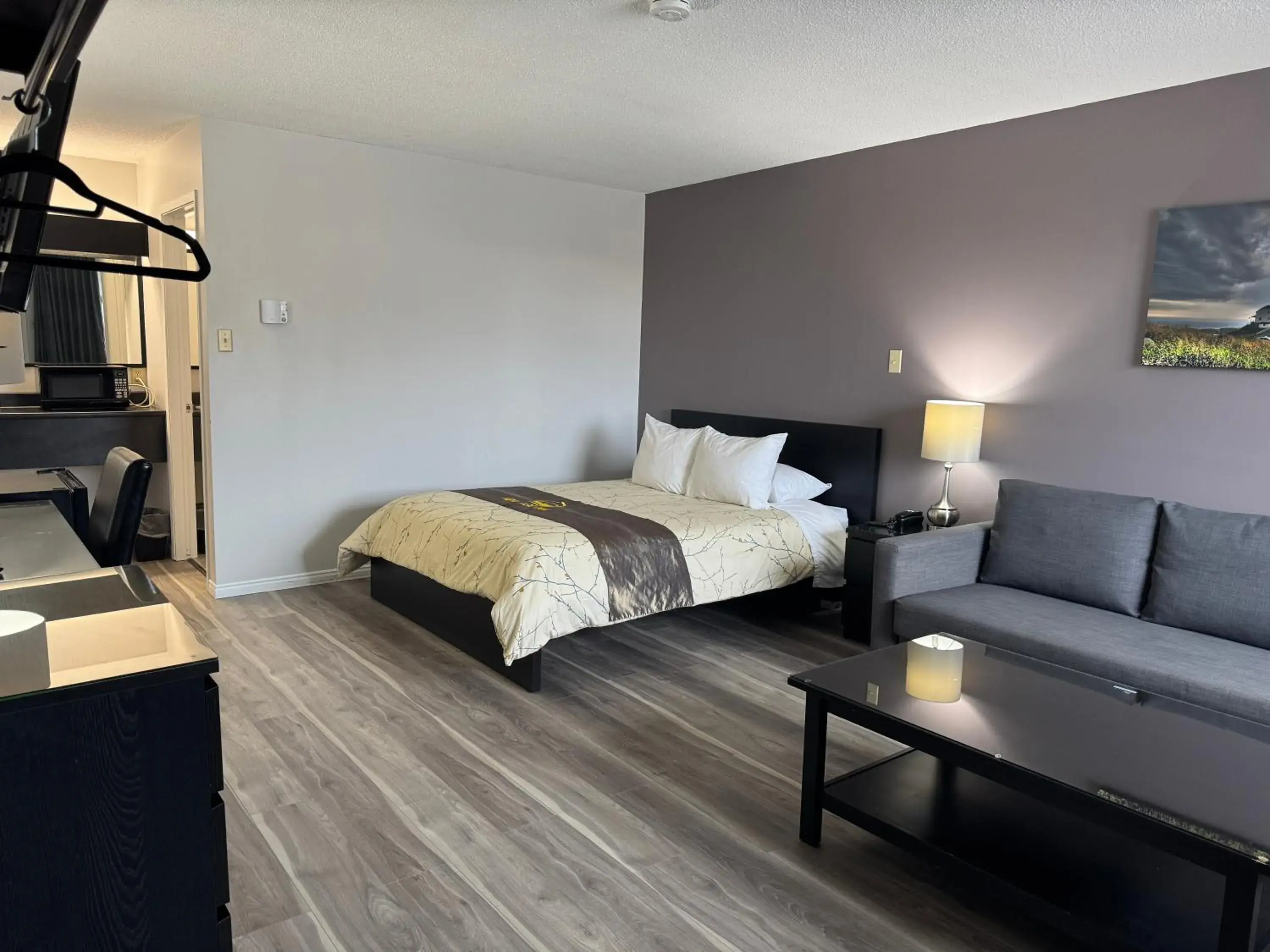 Queen Studio in New Age Inn - Voyageur Queen Studio in New Age Inn - Voyageur