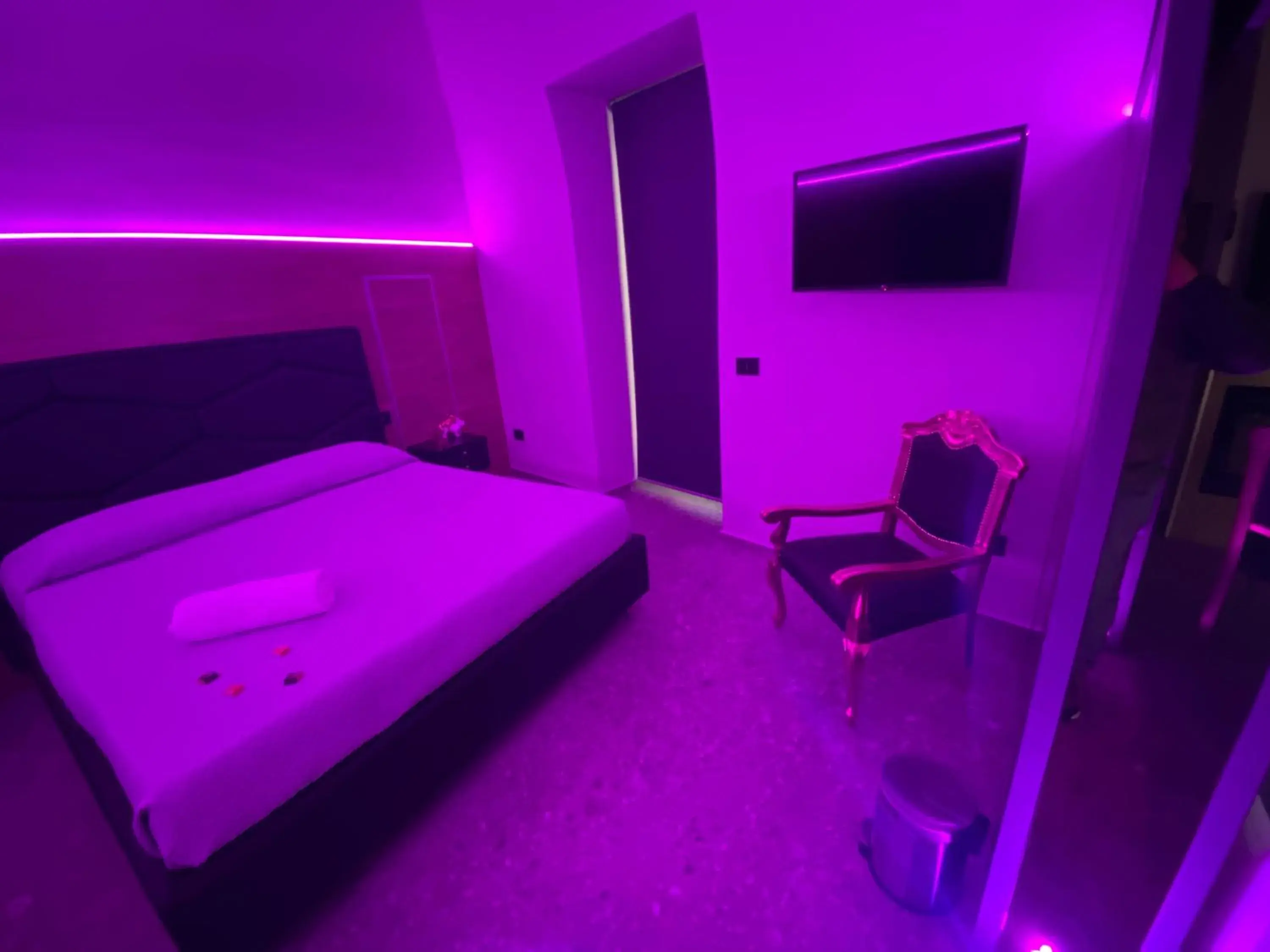 Queen Room with Spa Bath in Rebel Suite love Queen Room with Spa Bath in Rebel Suite love