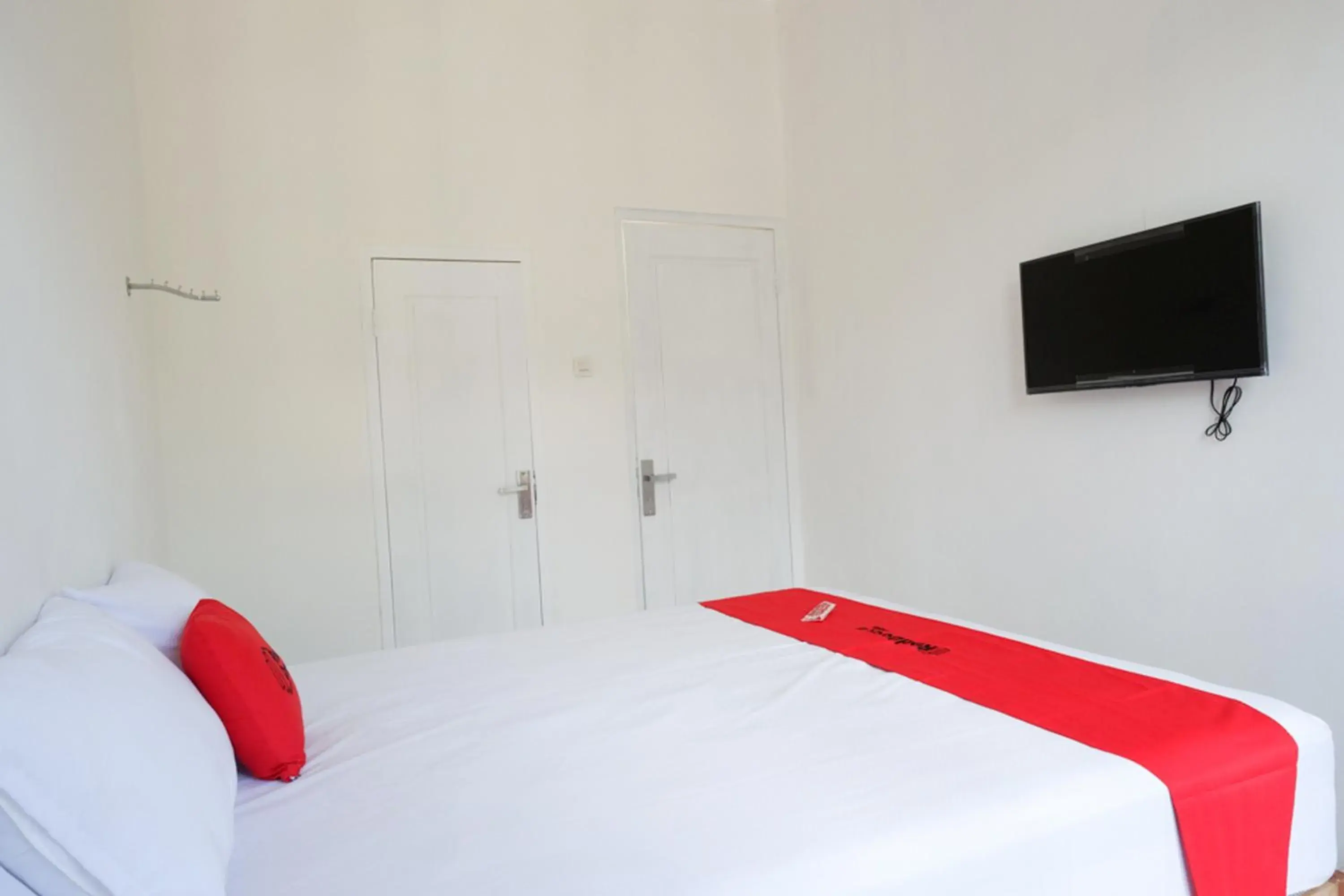 Standard Double Room in RedDoorz Plus near UMS Solo Standard Double Room in RedDoorz Plus near UMS Solo