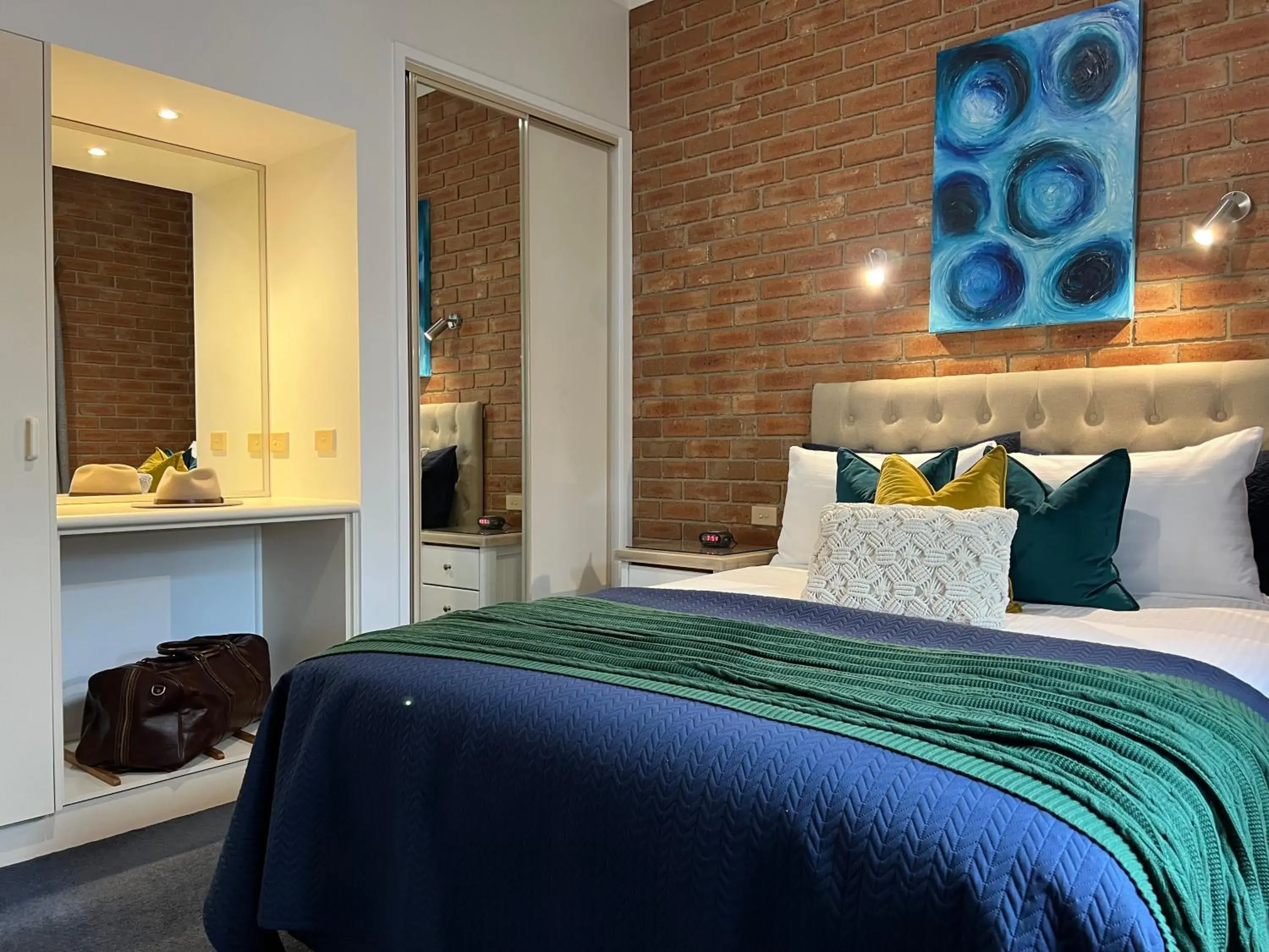 Deluxe Queen Suite with Spa Bath in Coastal Waters Motor Inn Deluxe Queen Suite with Spa Bath in Coastal Waters Motor Inn