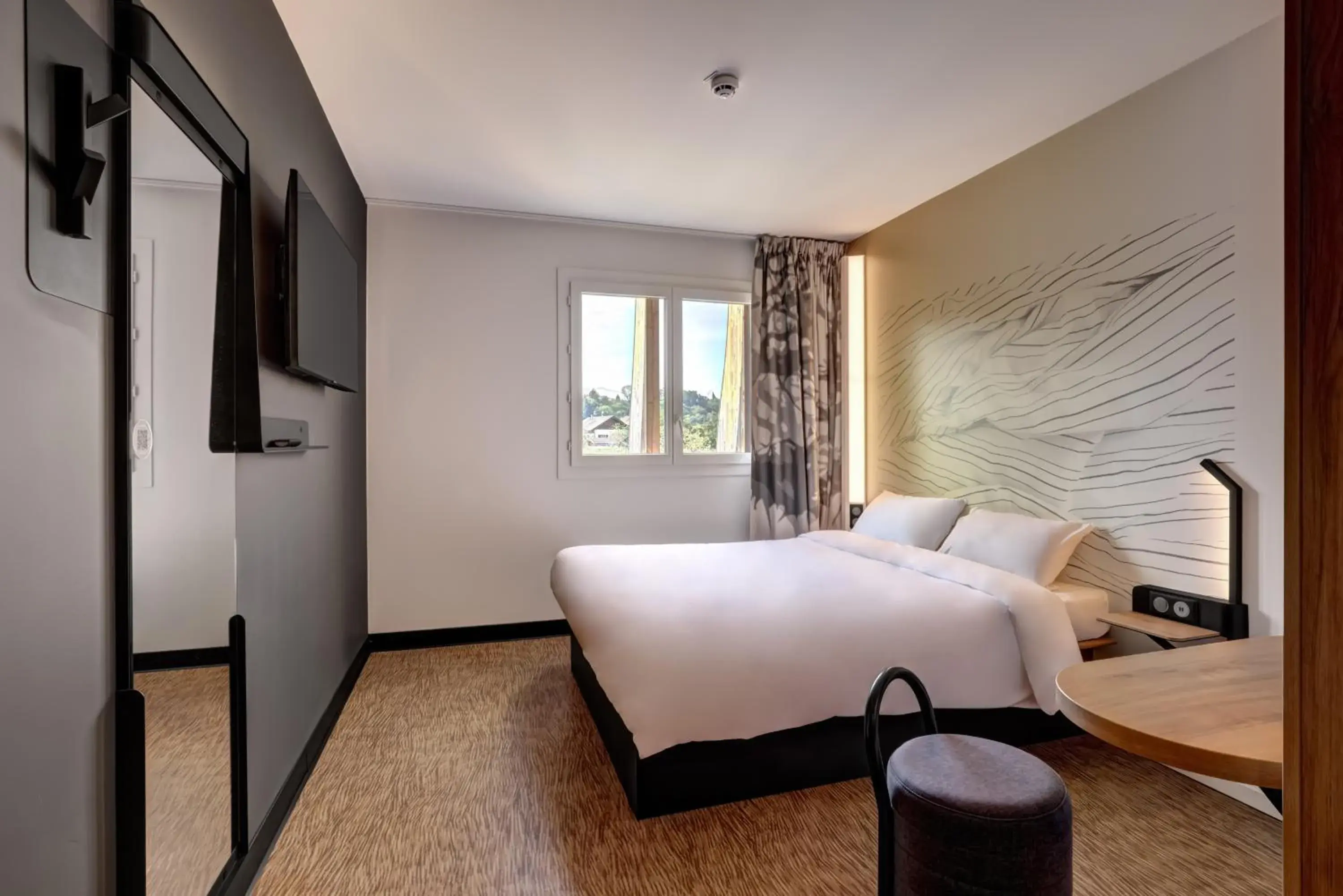 Double Room - Disability Access in B&B HOTEL Evian Publier Double Room - Disability Access in B&B HOTEL Evian Publier