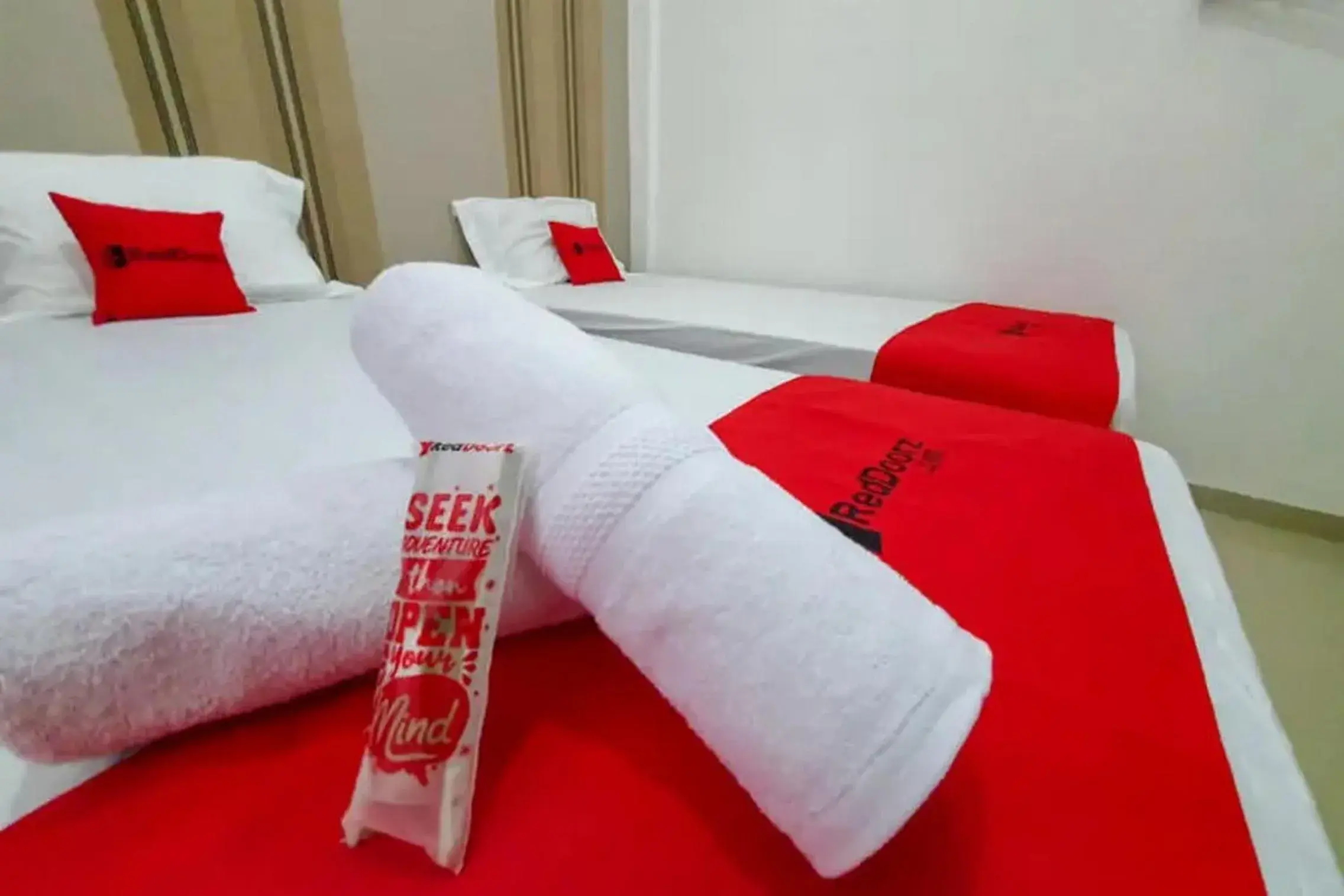 Twin Room in RedDoorz near Stasiun Purwosari Twin Room in RedDoorz near Stasiun Purwosari