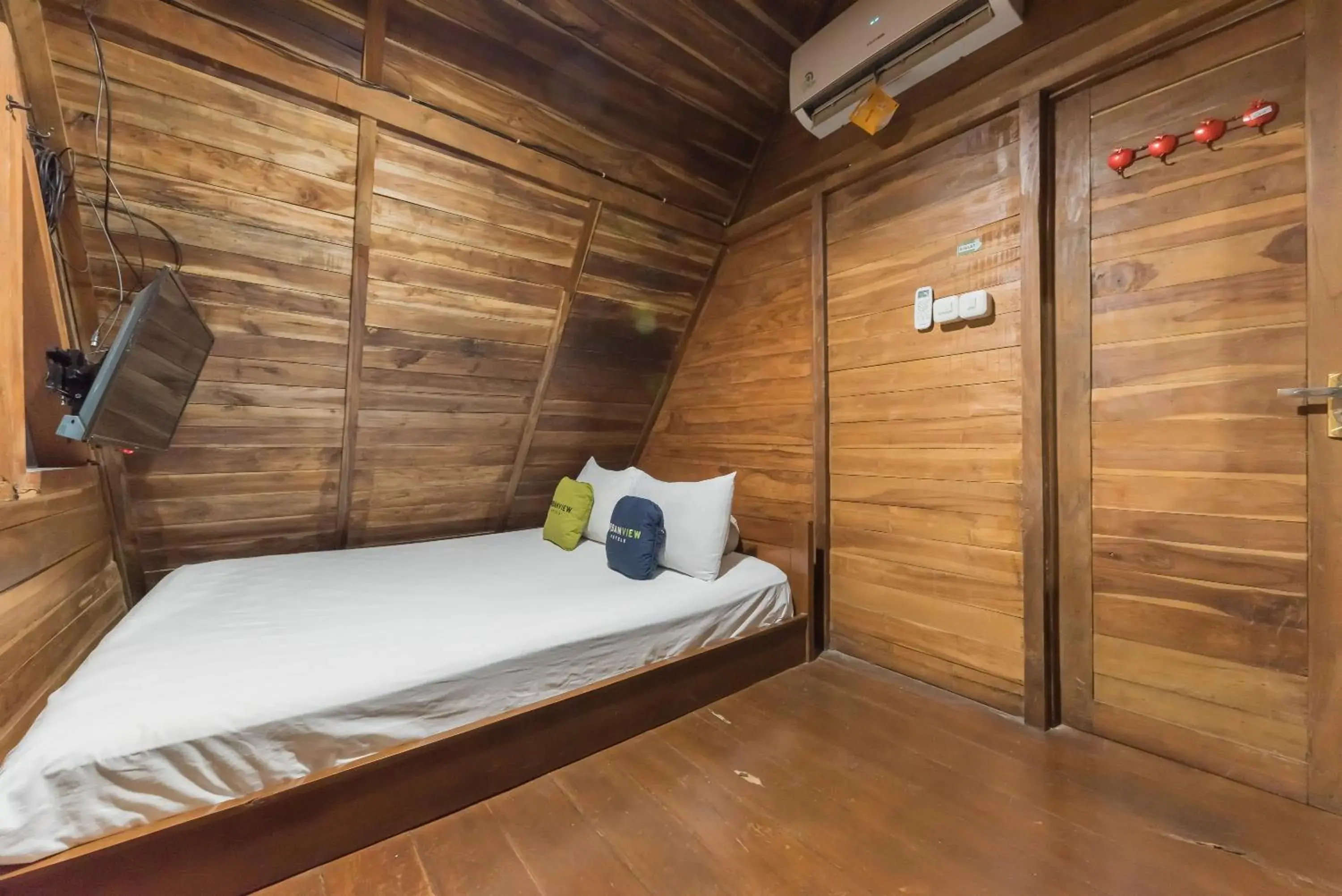 Deluxe Double Room in Urbanview Hotel Cianjur City Park by RedDoorz Deluxe Double Room in Urbanview Hotel Cianjur City Park by RedDoorz