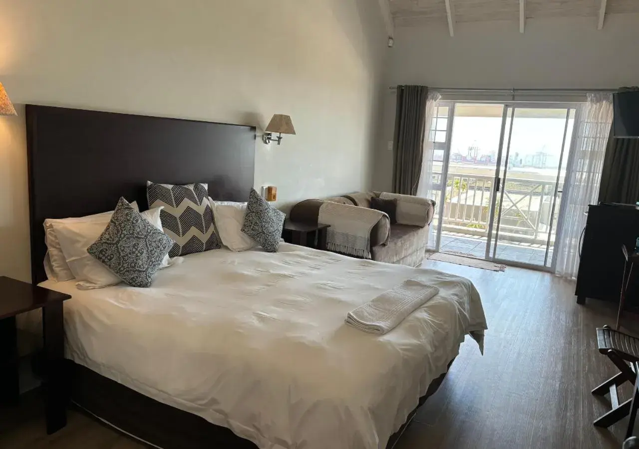 King Room with Sofa Bed in Sir Roys at the Sea King Room with Sofa Bed in Sir Roys at the Sea