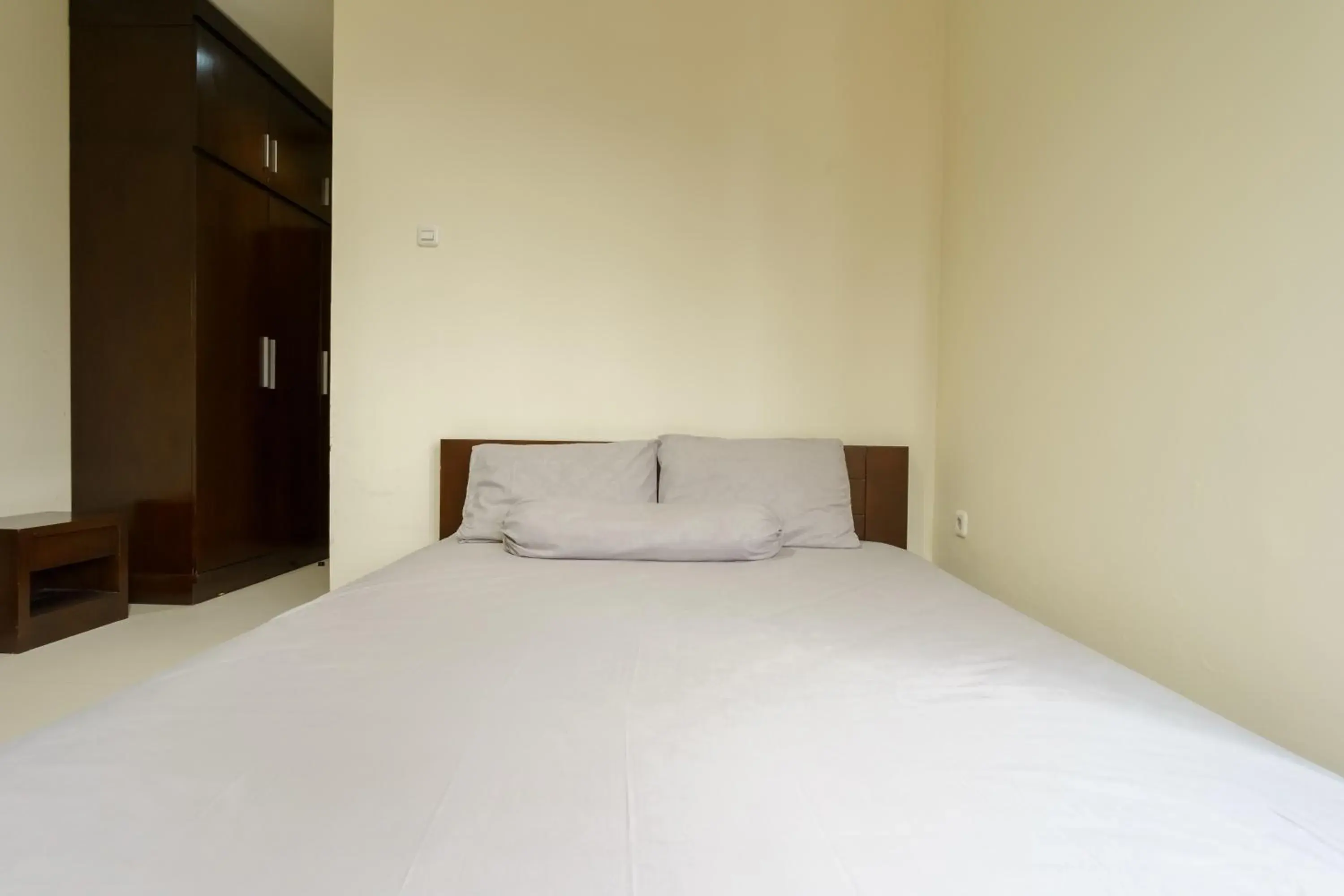 Standard Double Room in Dago Suites Syariah Cikarang Mitra RedDoorz Standard Double Room in Dago Suites Syariah Cikarang Mitra RedDoorz