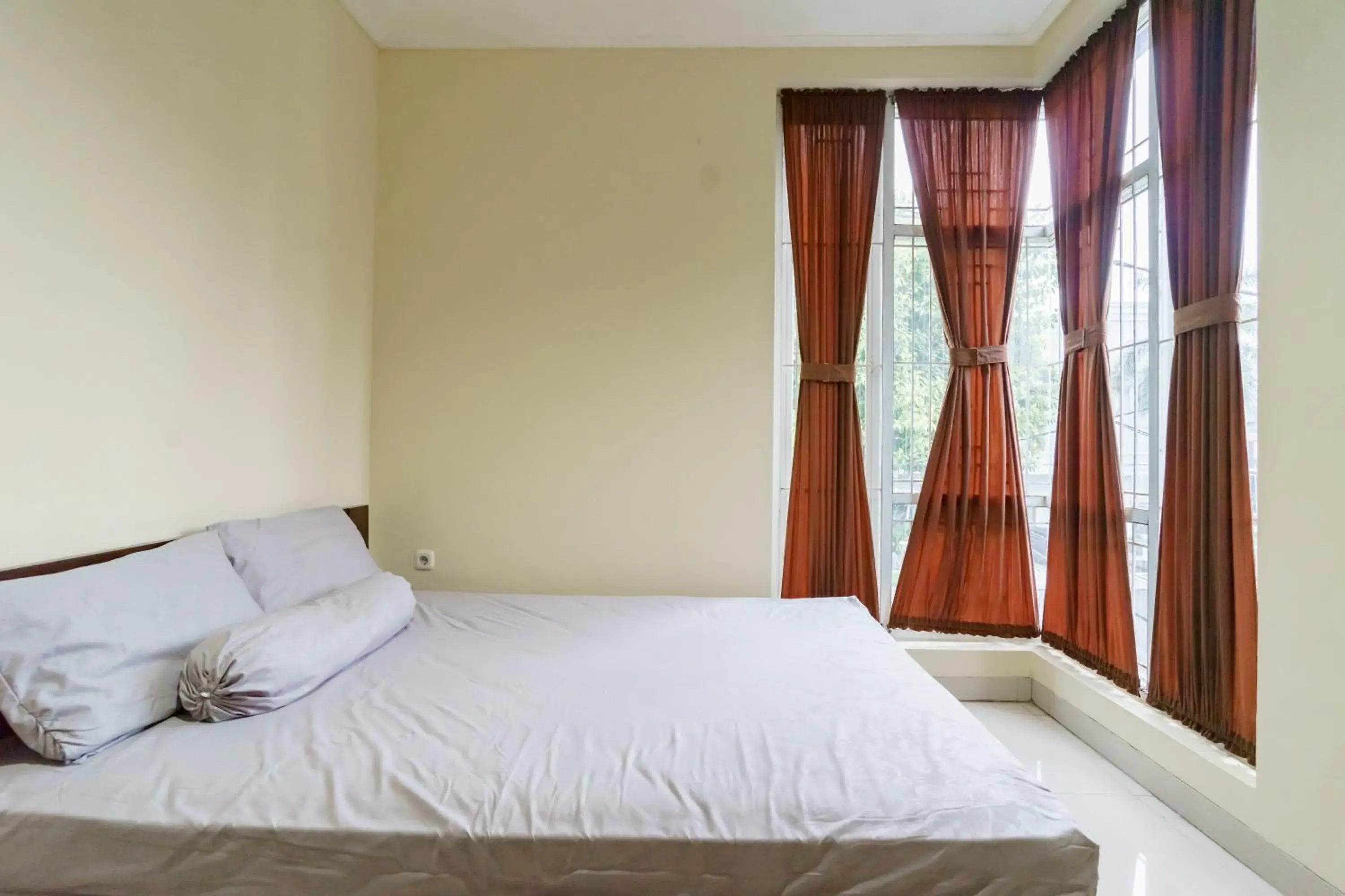 Deluxe Double Room in Dago Suites Syariah Cikarang Mitra RedDoorz Deluxe Double Room in Dago Suites Syariah Cikarang Mitra RedDoorz