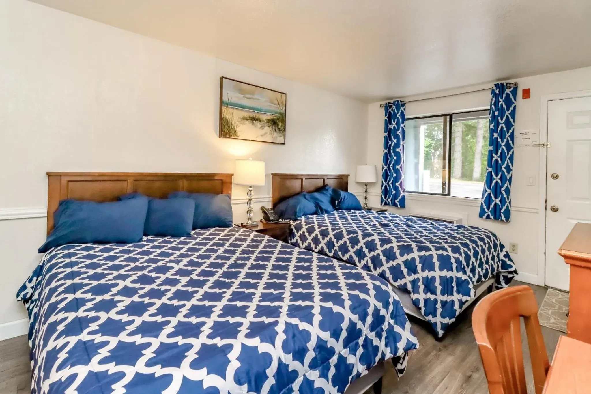 Queen Room with Two Queen Beds in Belfair Motel Queen Room with Two Queen Beds in Belfair Motel