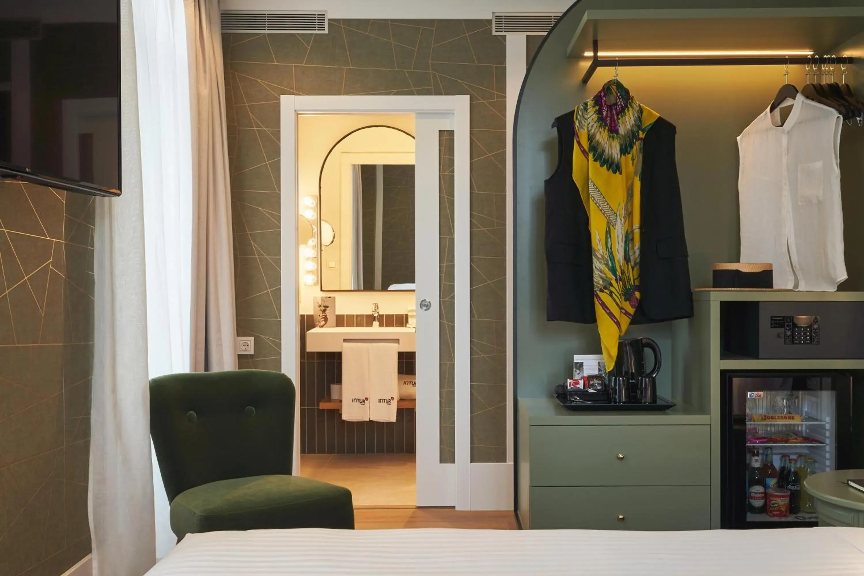 Twin Room with City View in Intelier Villa Katalina Twin Room with City View in Intelier Villa Katalina