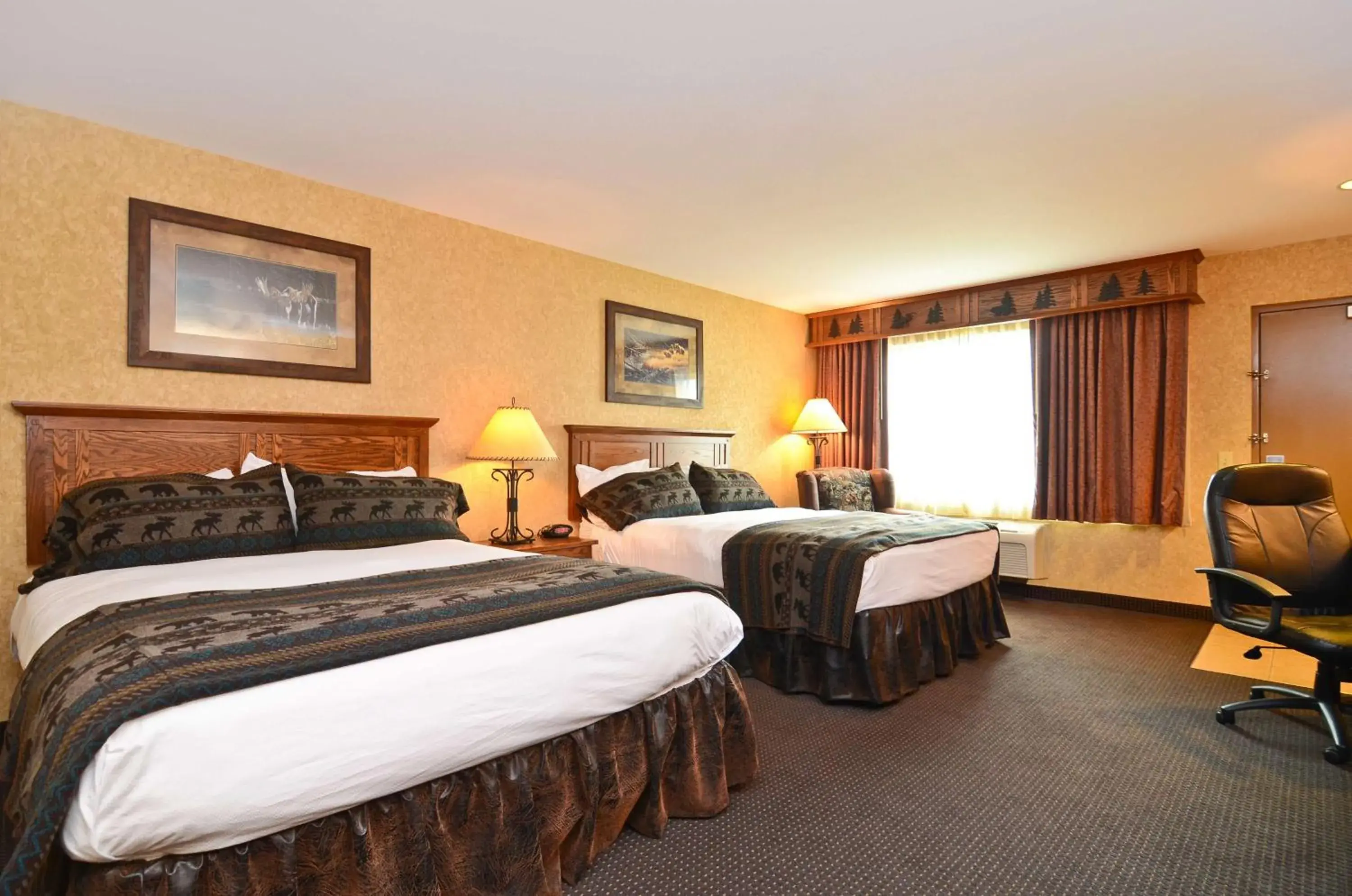 Deluxe Queen Room with Two Queen Beds - Non-Smoking in Best Western Plus Kelly Inn and Suites Deluxe Queen Room with Two Queen Beds - Non-Smoking in Best Western Plus Kelly Inn and Suites
