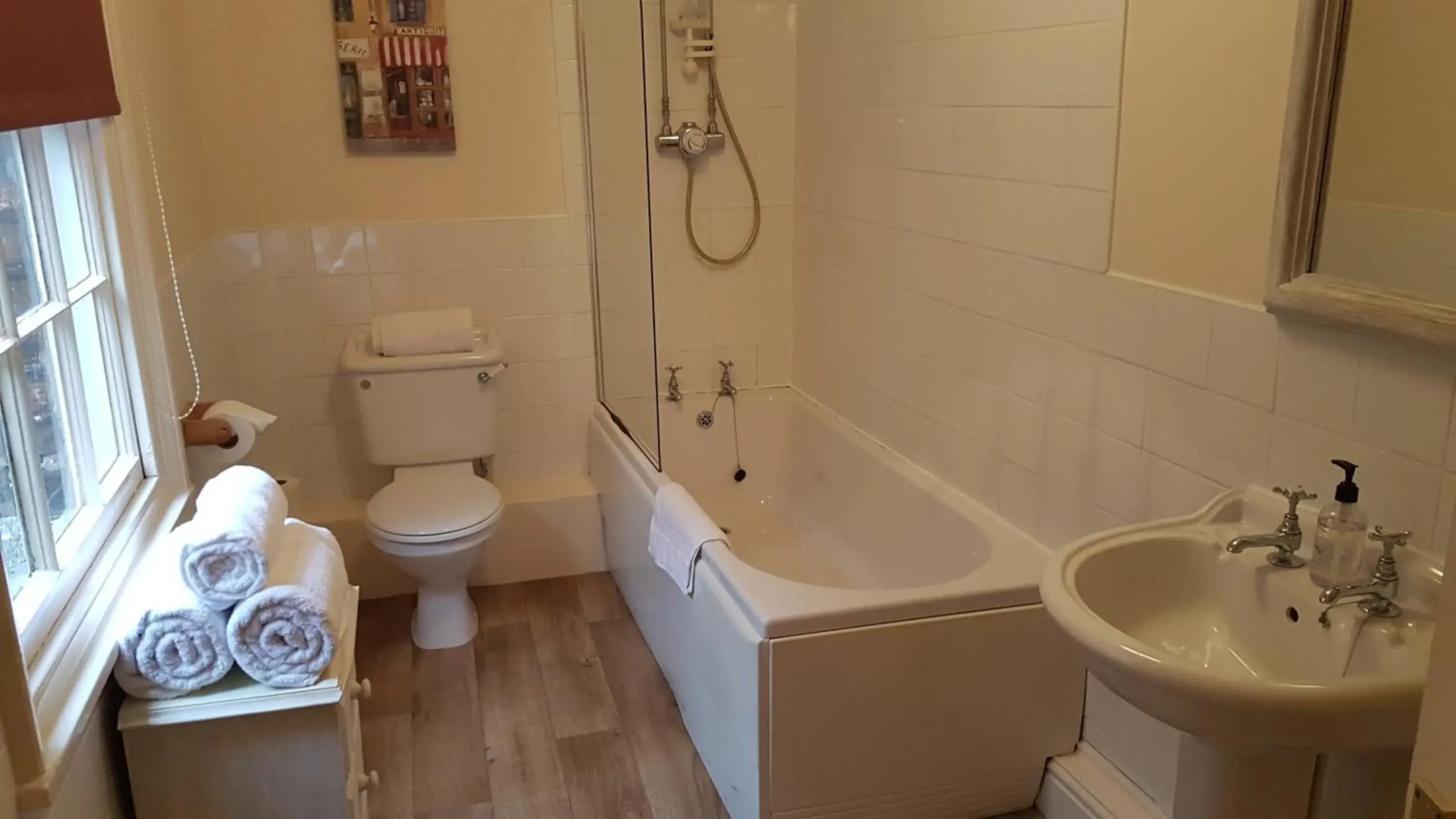 Double Room - Internal with no view in Lil's On The Waterfront Double Room - Internal with no view in Lil's On The Waterfront