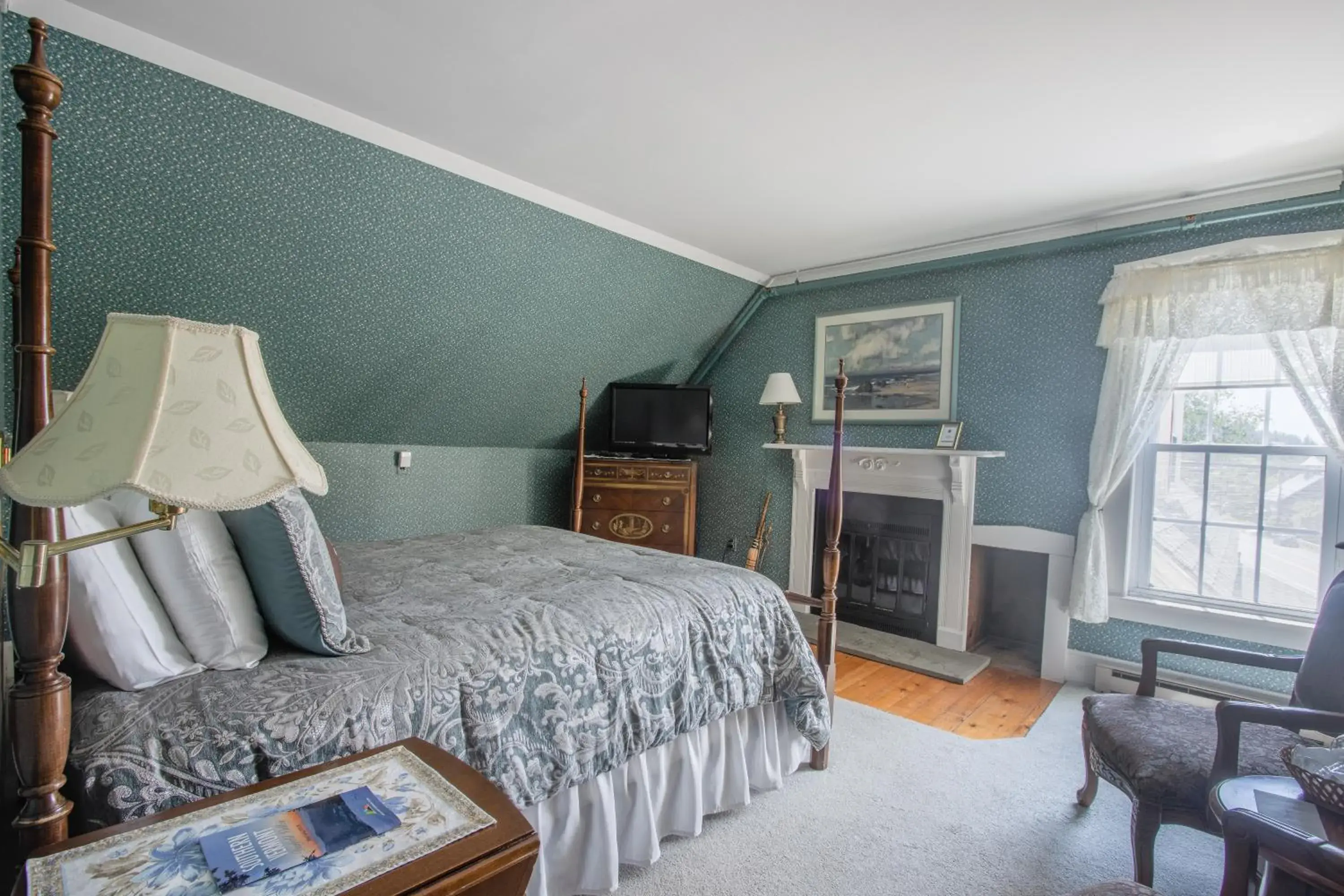 Deluxe King Room in Deerfield Valley Inn - Mt Snow Deluxe King Room in Deerfield Valley Inn - Mt Snow