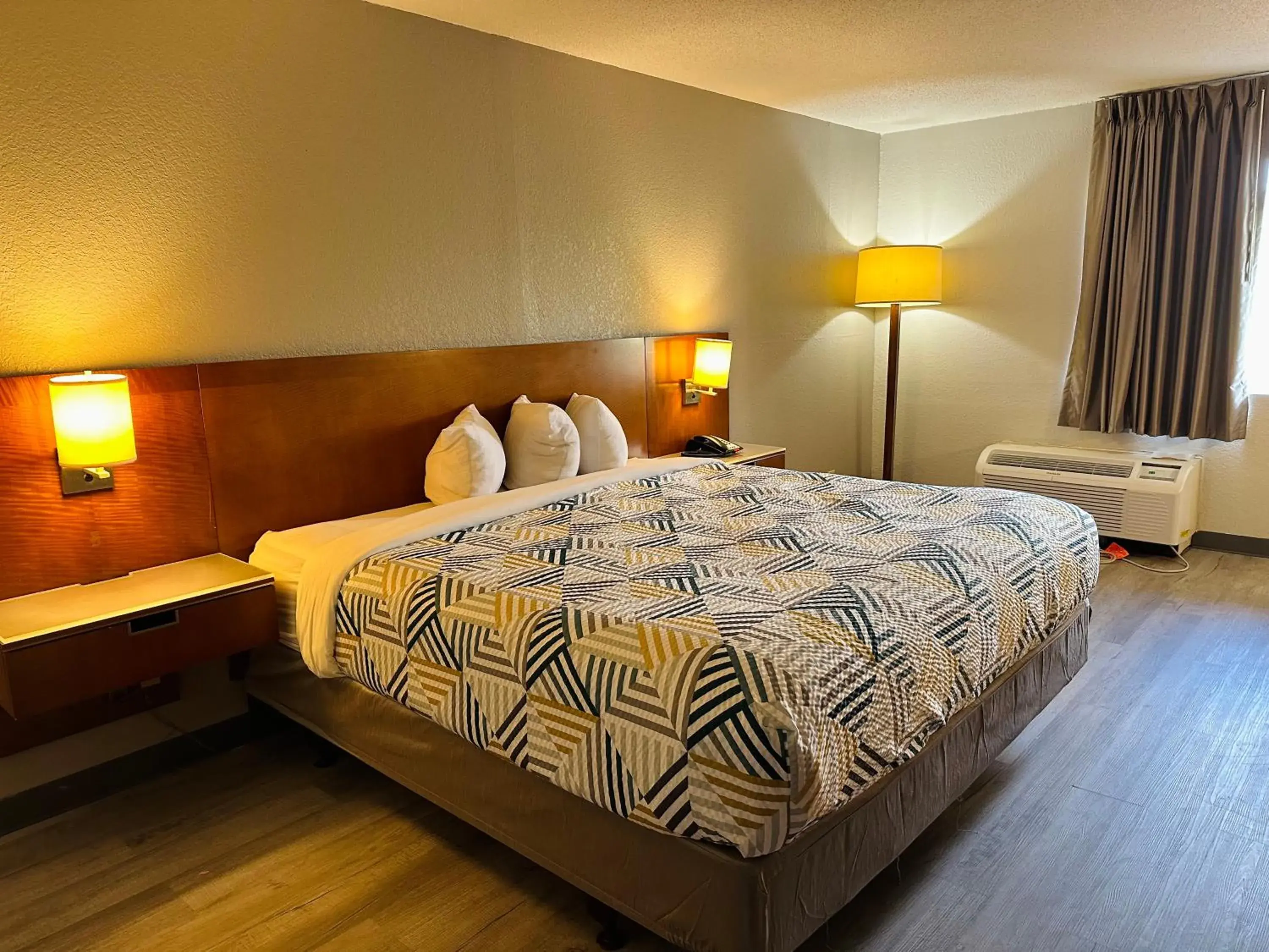 Deluxe King Room - Non-Smoking in Motel 6 Forrest City AR Deluxe King Room - Non-Smoking in Motel 6 Forrest City AR