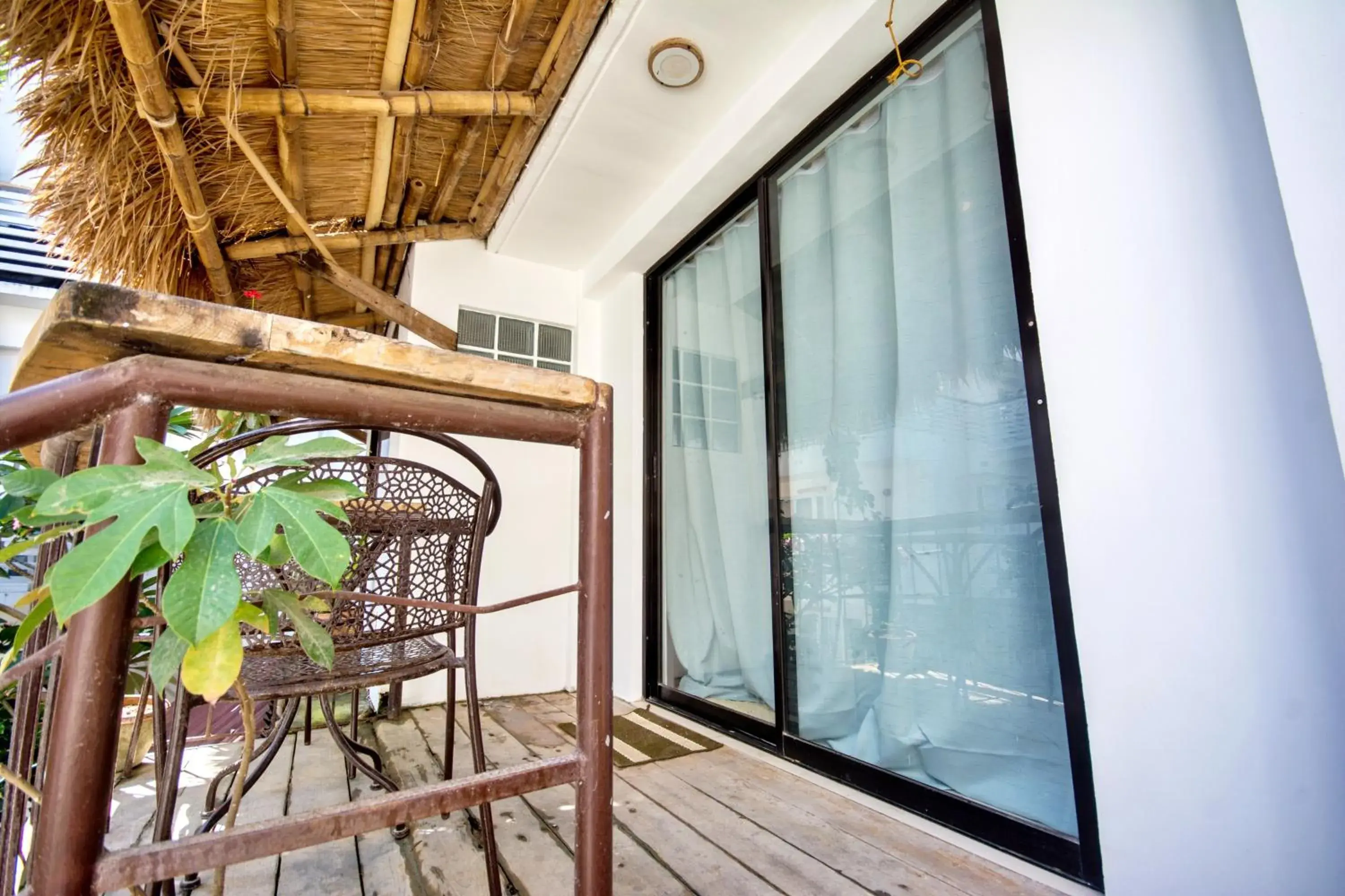 Studio with Balcony in Niu Ohana East Bay Apartments Studio with Balcony in Niu Ohana East Bay Apartments