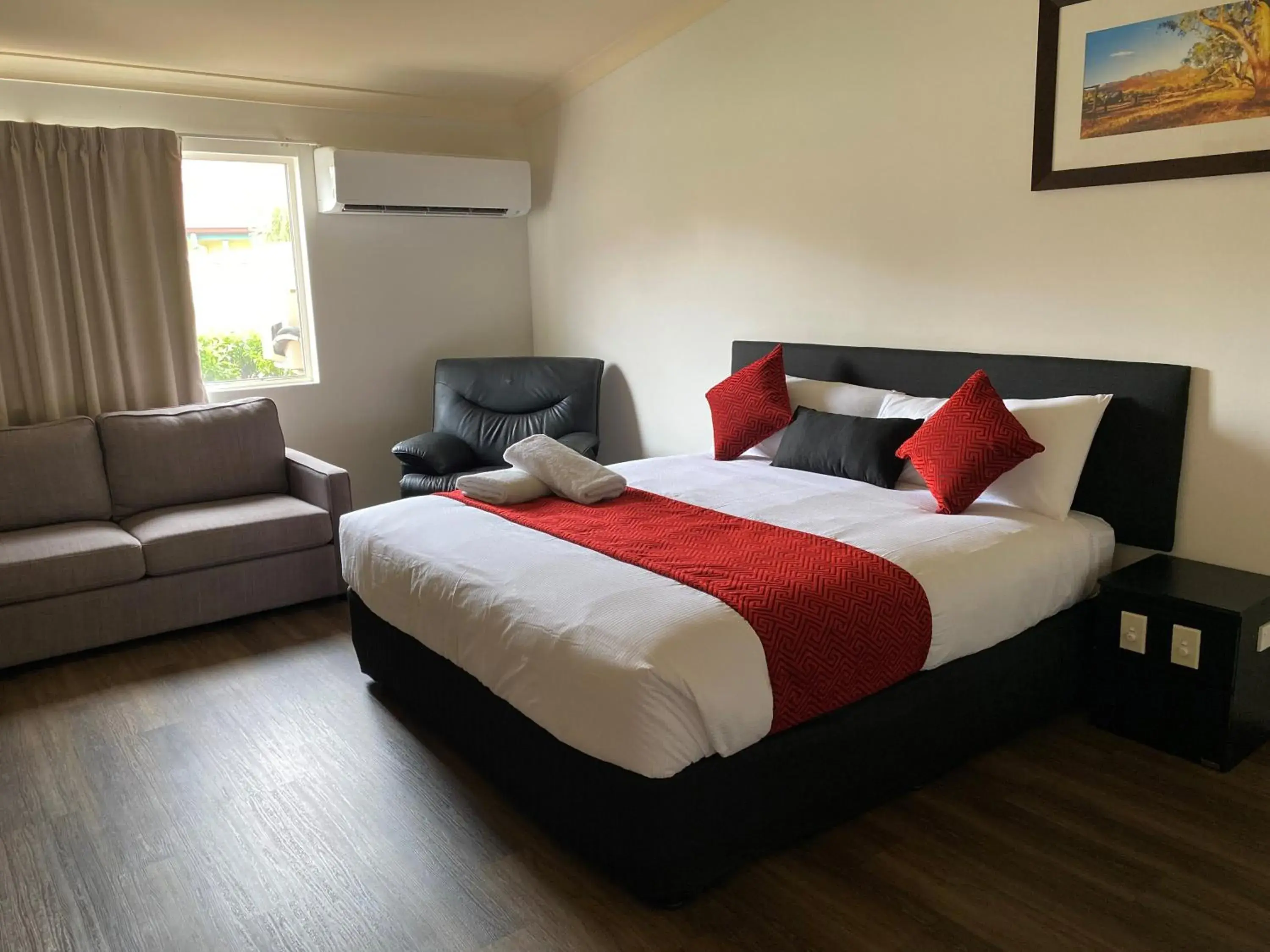 Executive Spa Suite in Emerald Explorers Inn Executive Spa Suite in Emerald Explorers Inn