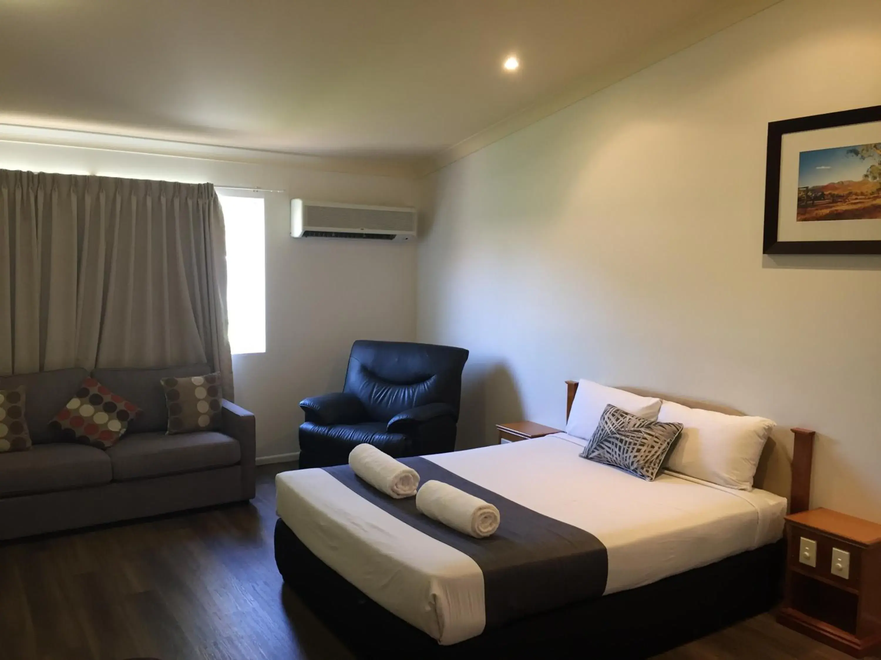 Queen Room with Pool View in Emerald Explorers Inn Queen Room with Pool View in Emerald Explorers Inn