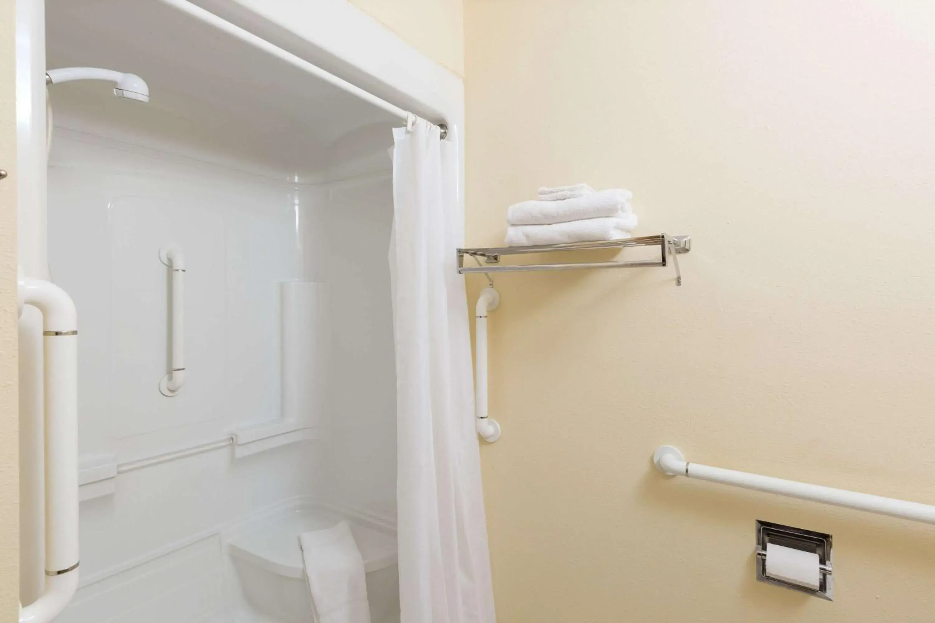 Queen Room - Mobility Access/Smoking in Days Inn by Wyndham Atlantic Queen Room - Mobility Access/Smoking in Days Inn by Wyndham Atlantic