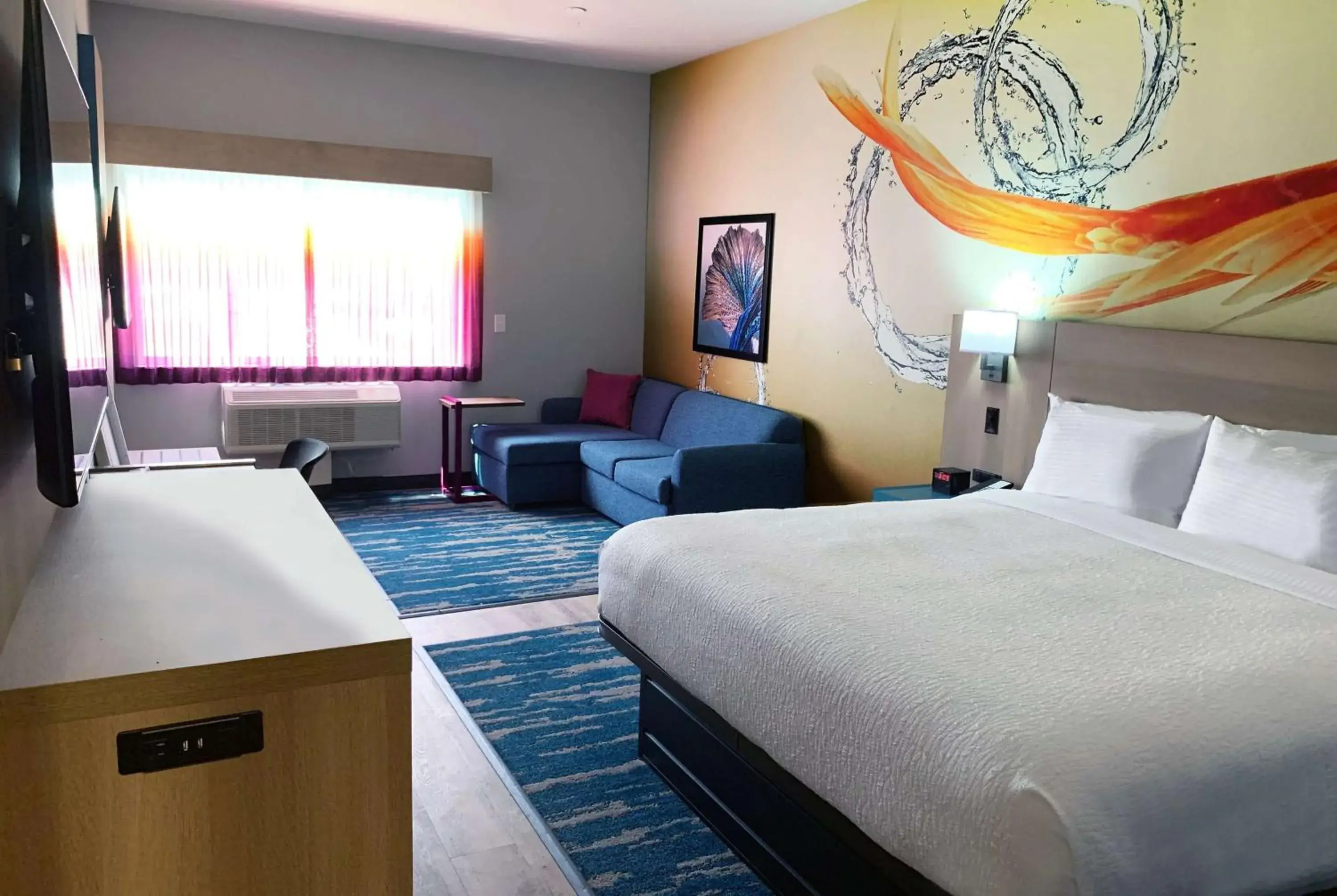 Deluxe King Room with Bath Tub - Mobility/Hearing Accessible - Non-Smoking in La Quinta Inn & Suites by Wyndham San Antonio Seaworld LAFB Deluxe King Room with Bath Tub - Mobility/Hearing Accessible - Non-Smoking in La Quinta Inn & Suites by Wyndham San Antonio Seaworld LAFB