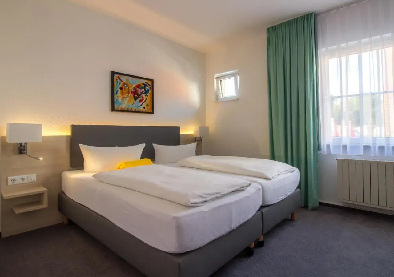 Double Room for Single Use in Hotel & Restaurant 5 Linden Double Room for Single Use in Hotel & Restaurant 5 Linden