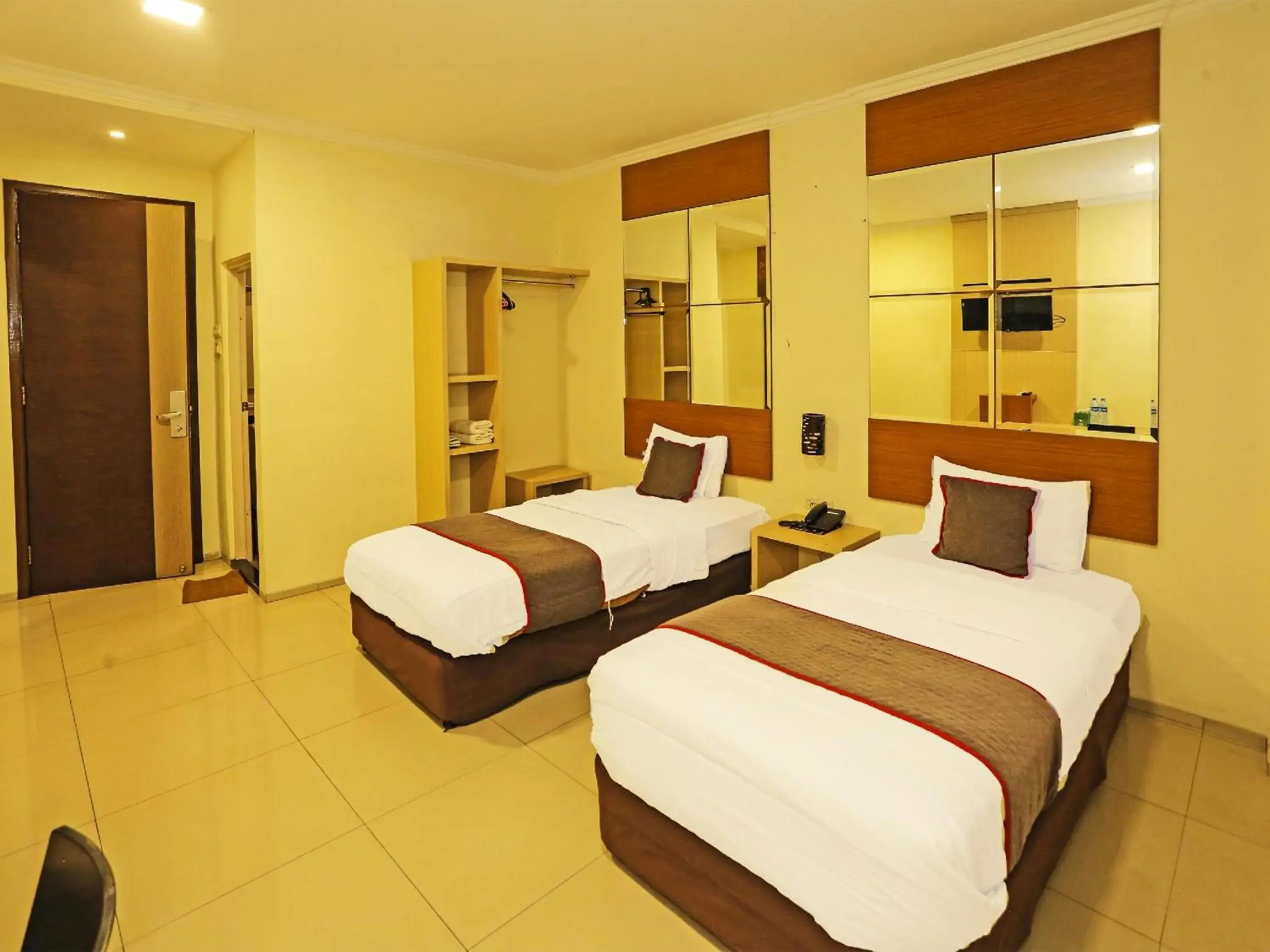 Delxue Twin Room in Super OYO Townhouse OAK Hotel Fiducia Serpong Delxue Twin Room in Super OYO Townhouse OAK Hotel Fiducia Serpong