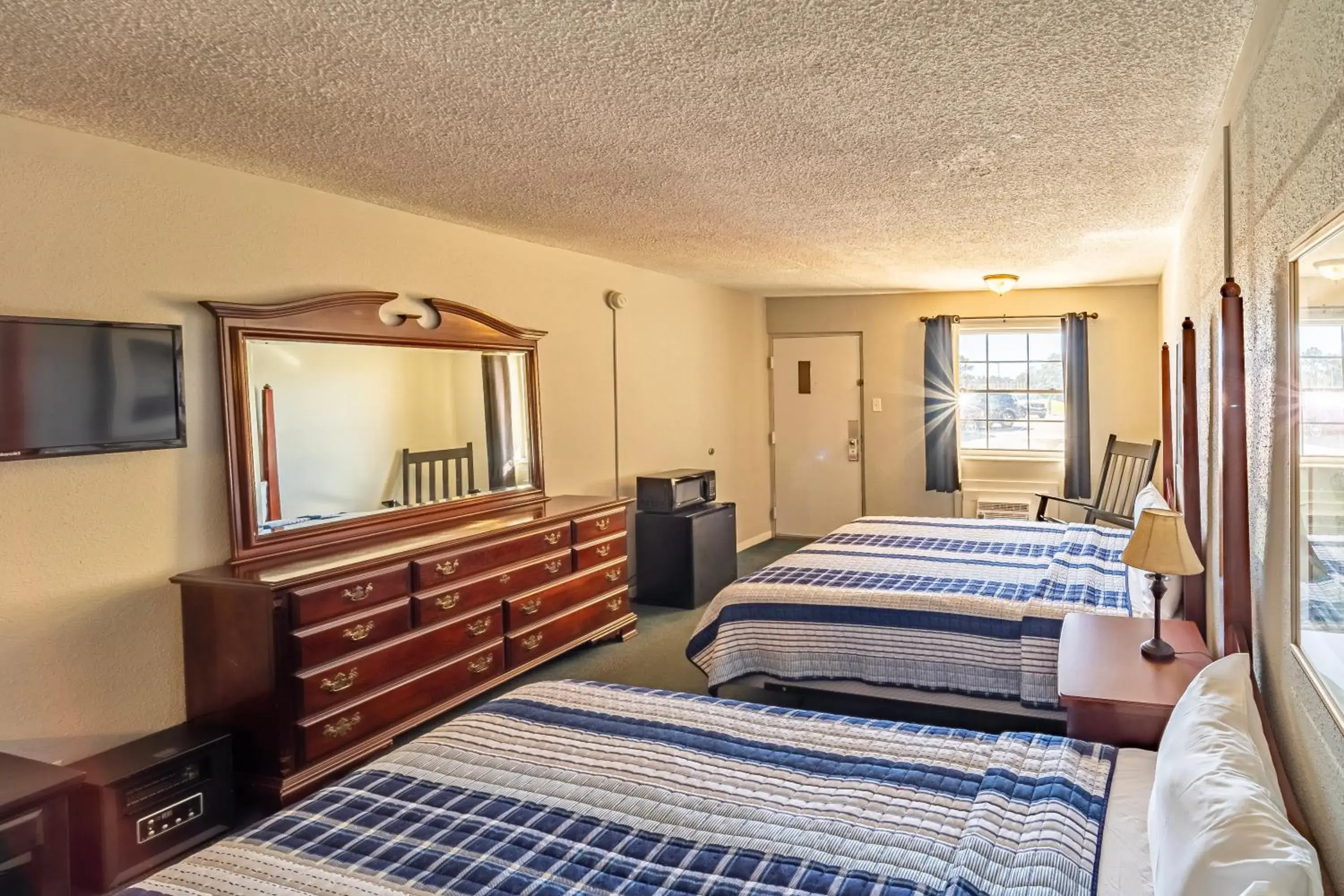 Queen Room - Ground Level in Dothan National Golf Club and Hotel Queen Room - Ground Level in Dothan National Golf Club and Hotel