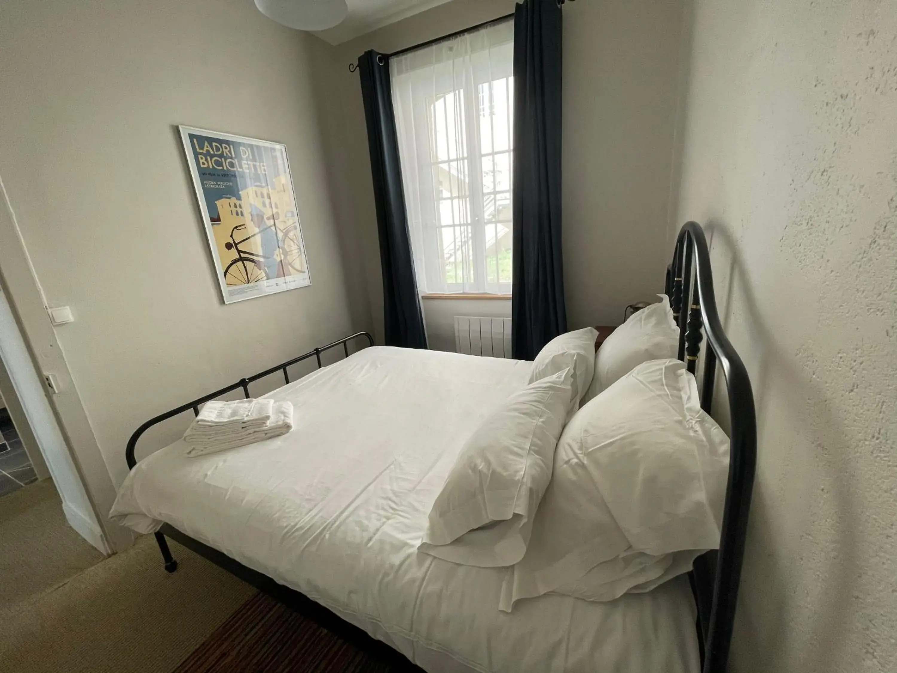 Small Double Room in Cafe Velo Nevers Small Double Room in Cafe Velo Nevers