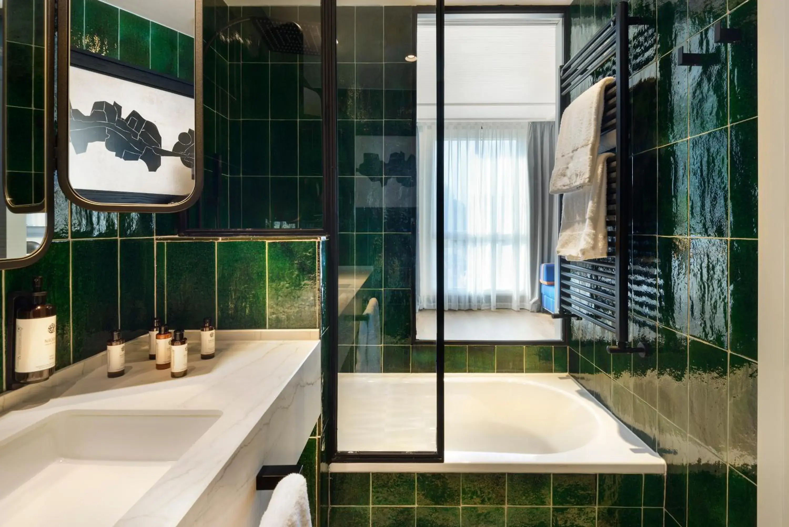 Two Connecting Double Rooms in Hotel Tres Reyes San Sebastián Two Connecting Double Rooms in Hotel Tres Reyes San Sebastián