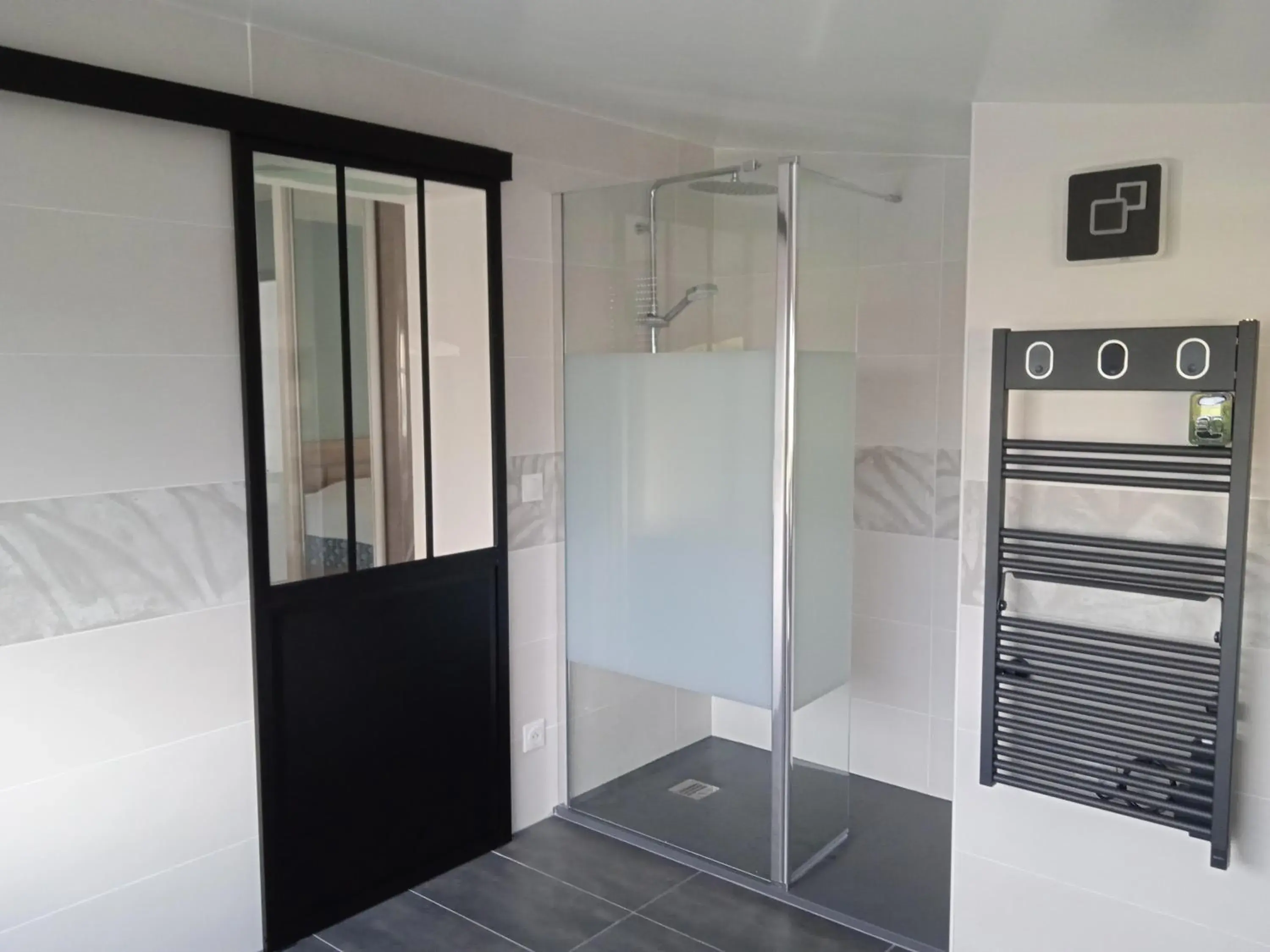 Double Room with Private Bathroom in Chambres d'hôtes dans maison contemporaine Double Room with Private Bathroom in Chambres d'hôtes dans maison contemporaine