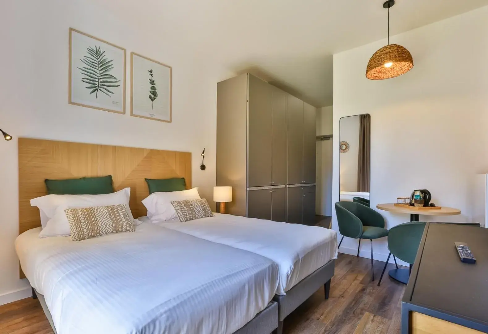 Chambre Lits Jumeaux Côté Cour et Parking (Sans Balcon) - Coin Cuisine en Option in Hôtel & Spa FACE À LA MER Chambre Lits Jumeaux Côté Cour et Parking (Sans Balcon) - Coin Cuisine en Option in Hôtel & Spa FACE À LA MER