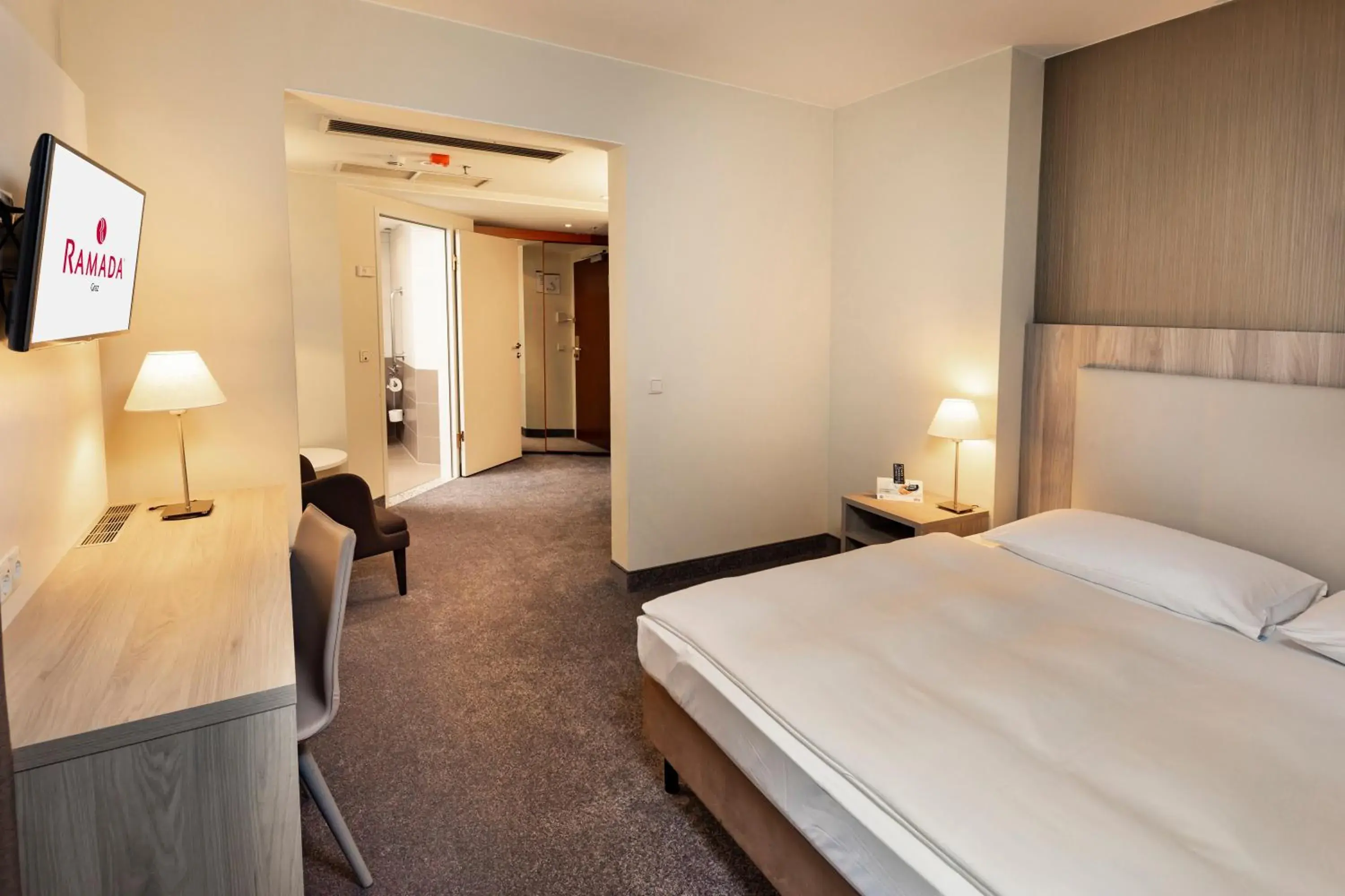 Standard King Room - Disability Access in Hotel Ramada by Wyndham Graz Standard King Room - Disability Access in Hotel Ramada by Wyndham Graz