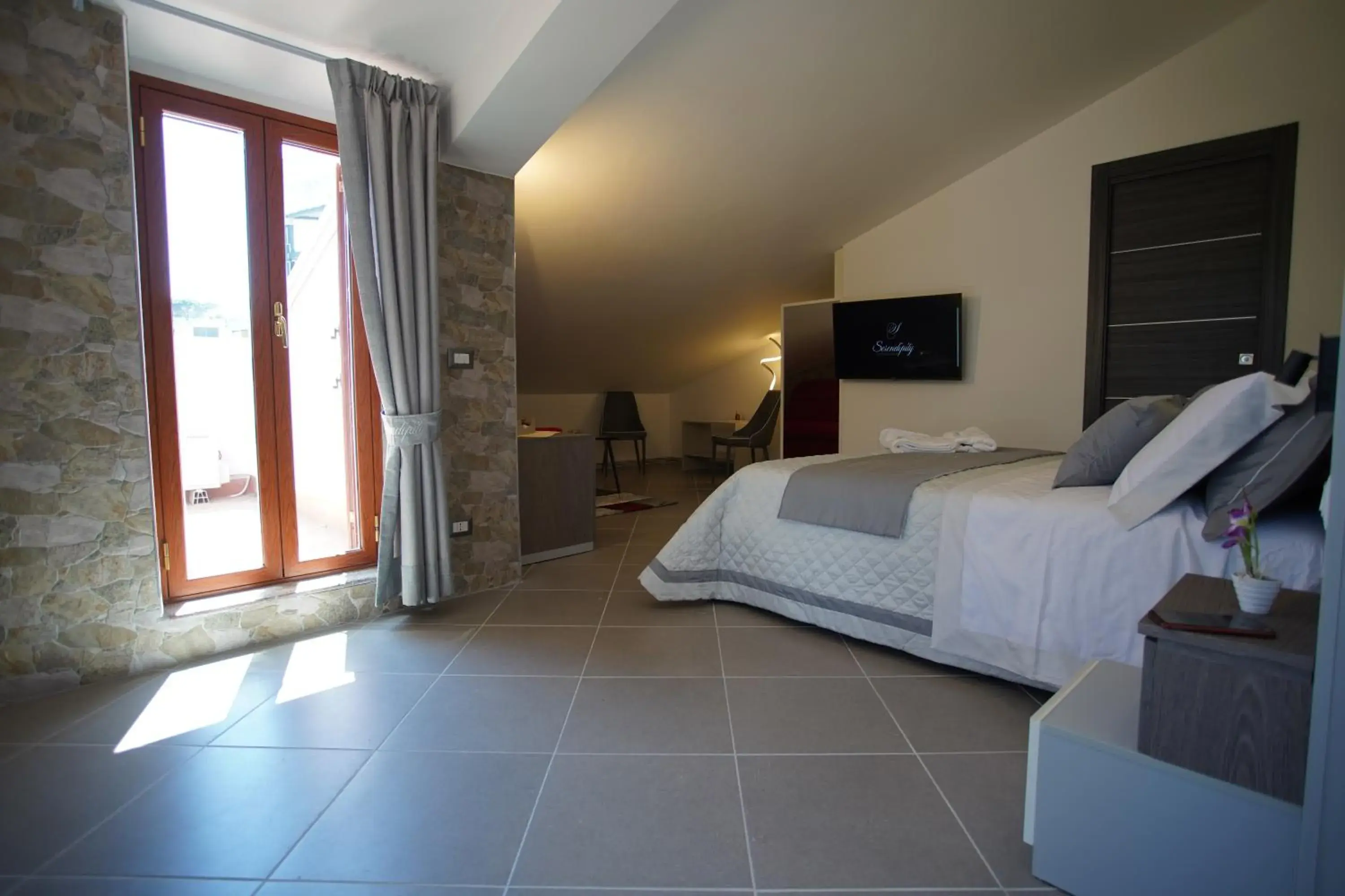 Queen Room with Balcony in Serendipity B&B Queen Room with Balcony in Serendipity B&B