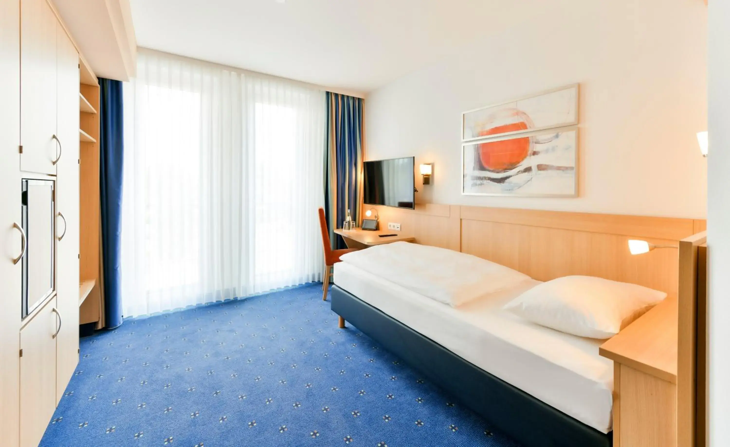 Single Room with Roll-In Shower - single occupancy - First Floor/Disability Access/Non-Smoking in Park Inn by Radisson Papenburg Single Room with Roll-In Shower - single occupancy - First Floor/Disability Access/Non-Smoking in Park Inn by Radisson Papenburg