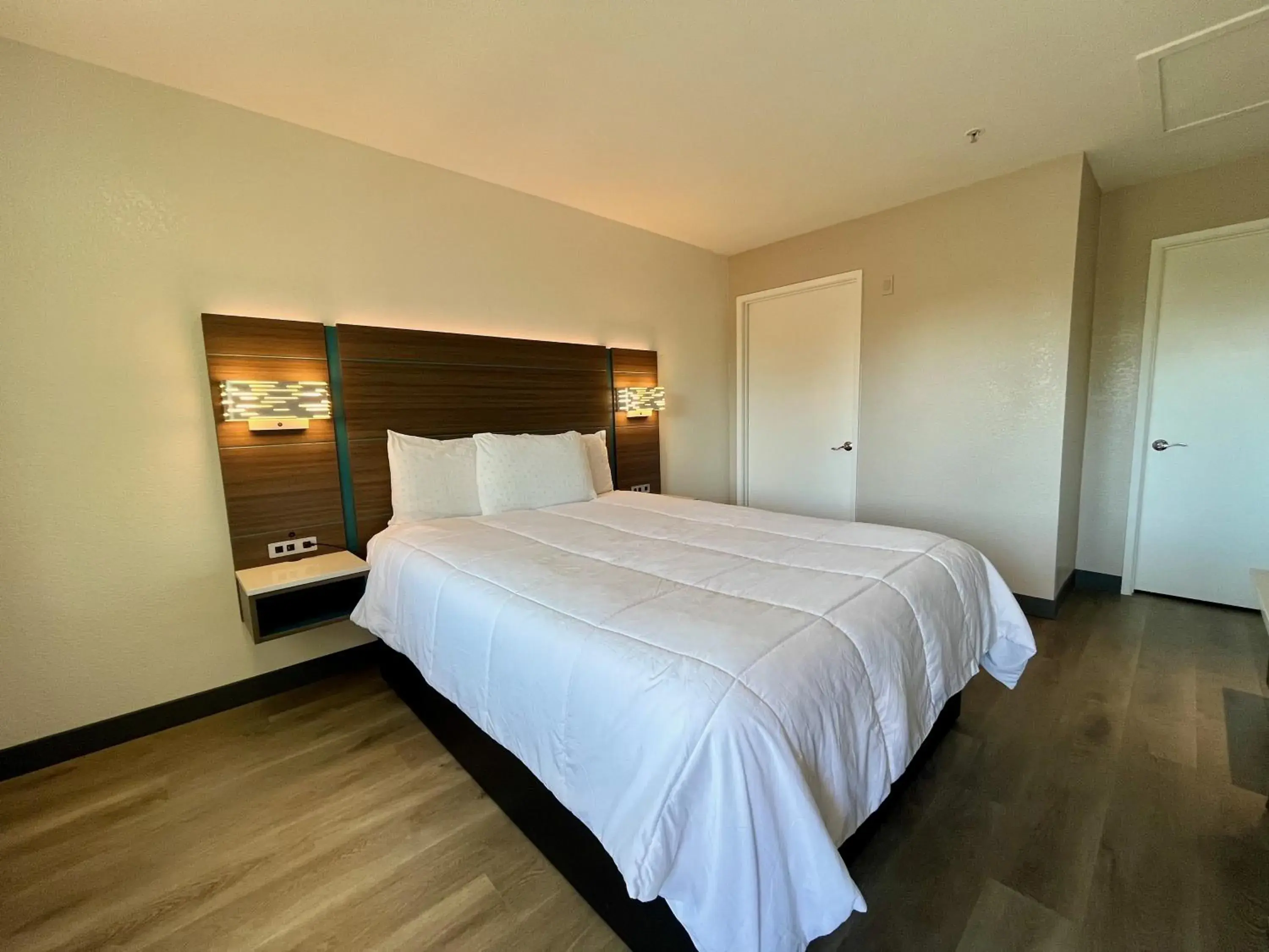 Queen Room - Non-Smoking in Mission Inn San Luis Obispo Queen Room - Non-Smoking in Mission Inn San Luis Obispo